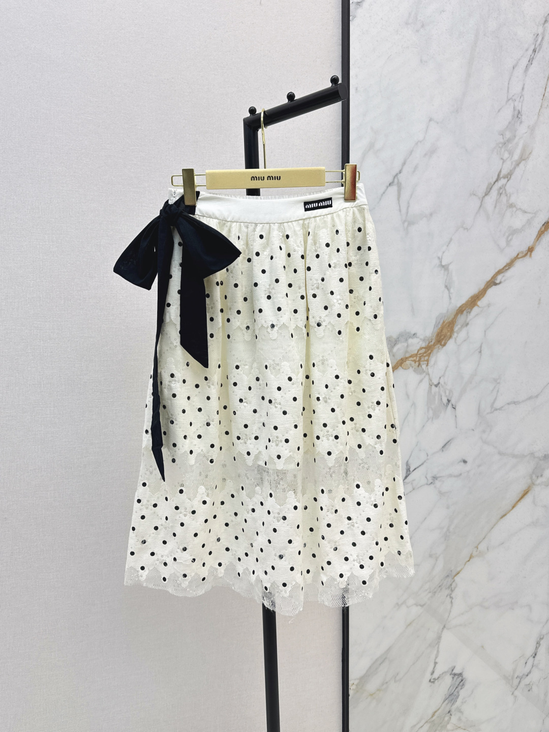 NO:433772,Miu 25Ss————The latest polka dot lace skirt in spring and summer, polka dot bow cake design, custom polka dot jacquard fabric, classic items are high-end and fashionable, the upper body shows long legs, and it is very aura and fashionable when paired with all kinds of clothes. SML is available in stock,,miumiu, skirts,alexander wang19860909Miu 25Ss————春夏最新款波点蕾丝半裙 波点蝴蝶结蛋糕式设计 定制波点提花面料 经典单品高级又时髦 上身超显腿长 搭配各种衣服都很气场时髦 一色现货发售sml,,miumiu,skirts,alexander wang,Women's clothing