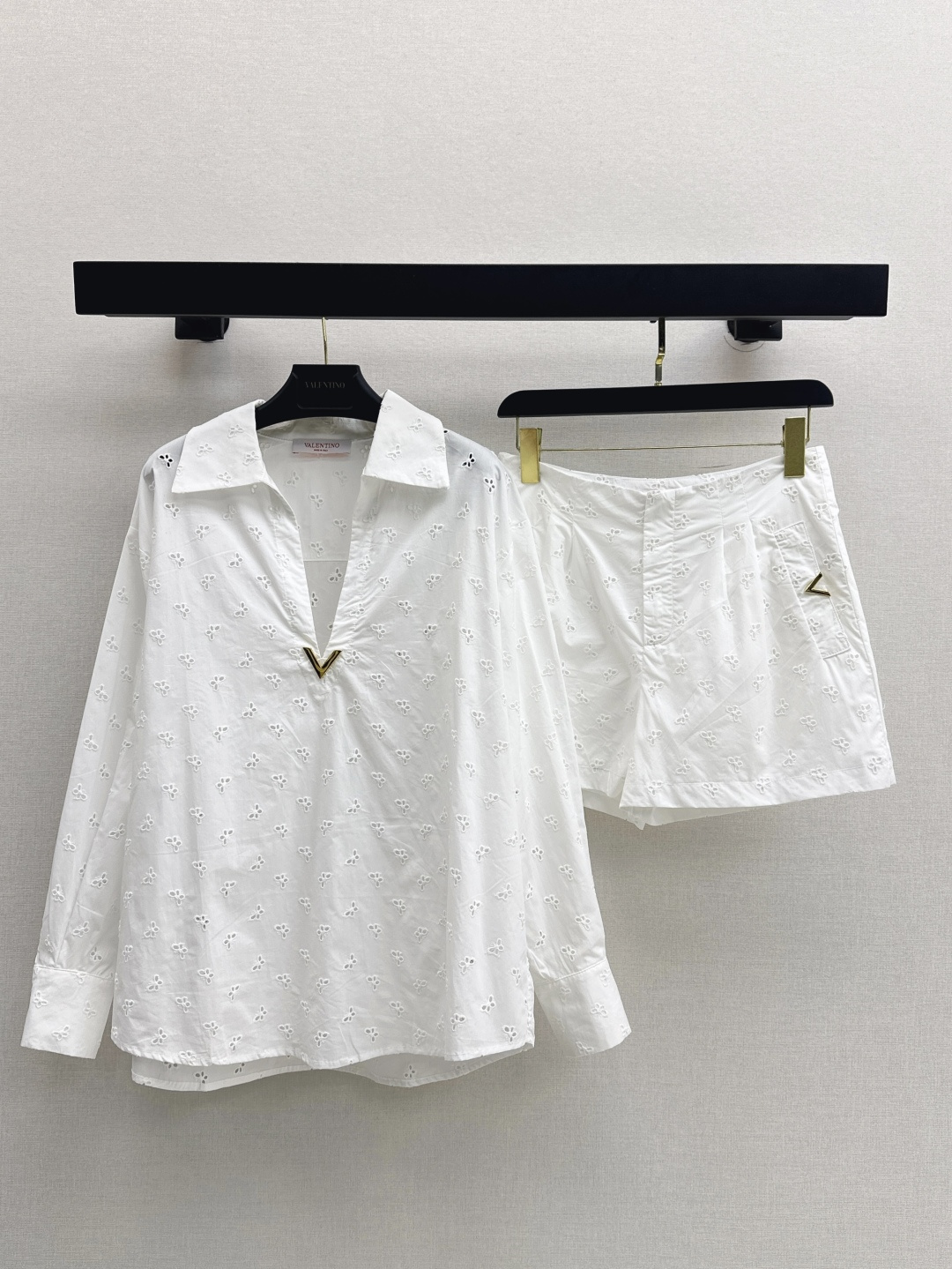 NO:433798,VLTN 25Ss—————The latest spring and summer hollow embroidery elegant suit deep V-neck lapel pullover long-sleeved top + high-waist shorts hollow embroidered pure cotton fabric playful and gentle on the upper body. The design is excellent to create a fairy-like elegant and romantic temperament. A set of upper body reduces age and light and agile, which is perfect match for summer. The fairy temperament is grasped. The dazzling existence in the crowd. One set is out. Two colors are available for sale in stock. SML, shorts, alexander wang19860909VLTN 25Ss—————春夏最新款镂空刺绣优雅套装深V领翻领套头长袖上衣+高腰短裤 镂空刺绣纯棉面料 上身俏皮又尽显温柔 设计感超赞 打造仙气优雅浪漫气质 一套上身减龄轻盈灵动 和夏日简直是绝配 仙女气质拿捏住了 人群中亮眼的存在 一套出 两色现货发售sml,,shorts,alexander wang,Women's clothing