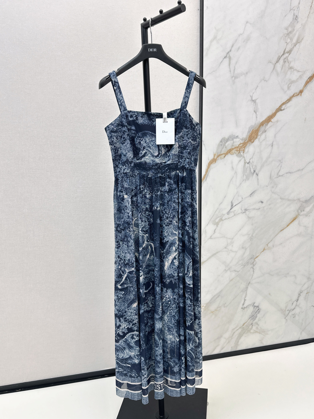 NO:433792,CD 25Ss—————The latest spring and summer printed suspender dress custom imported material, texture, shiny, squishy, ​​suspender flat-mouthed dress tailored, full of animal and plant natural jungle elements, echoing the refreshing and elegant atmosphere of the hot summer, using tailoring and details to enhance the exquisiteness, two colors are available for sale in stock,, skirts, alexander wang19860909CD 25Ss————春夏最新款印花吊带连衣裙定制进口材质 质感光泽 垂顺有型 吊带平口连衣裙剪裁 通体满印动植物自然丛林元素 呼应炎炎夏日的清爽文雅气息 利用剪裁和细节提升精致度 两色现货发售sml,,skirts,alexander wang,Women's clothing