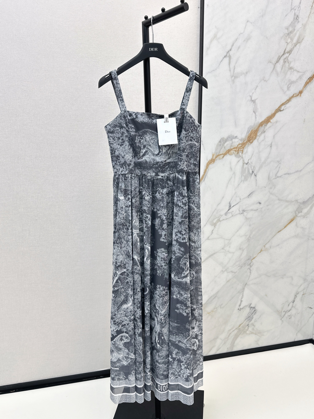 NO:433789,CD 25Ss—————The latest spring and summer printed suspender dress custom imported material, texture, shiny, squishy, ​​suspender flat-mouthed dress tailored, full of animal and plant natural jungle elements, echoing the refreshing and elegant atmosphere of the hot summer, using tailoring and details to enhance the exquisiteness, two colors are available for sale in stock,, skirts, alexander wang19860909CD 25Ss————春夏最新款印花吊带连衣裙定制进口材质 质感光泽 垂顺有型 吊带平口连衣裙剪裁 通体满印动植物自然丛林元素 呼应炎炎夏日的清爽文雅气息 利用剪裁和细节提升精致度 两色现货发售sml,,skirts,alexander wang,Women's clothing