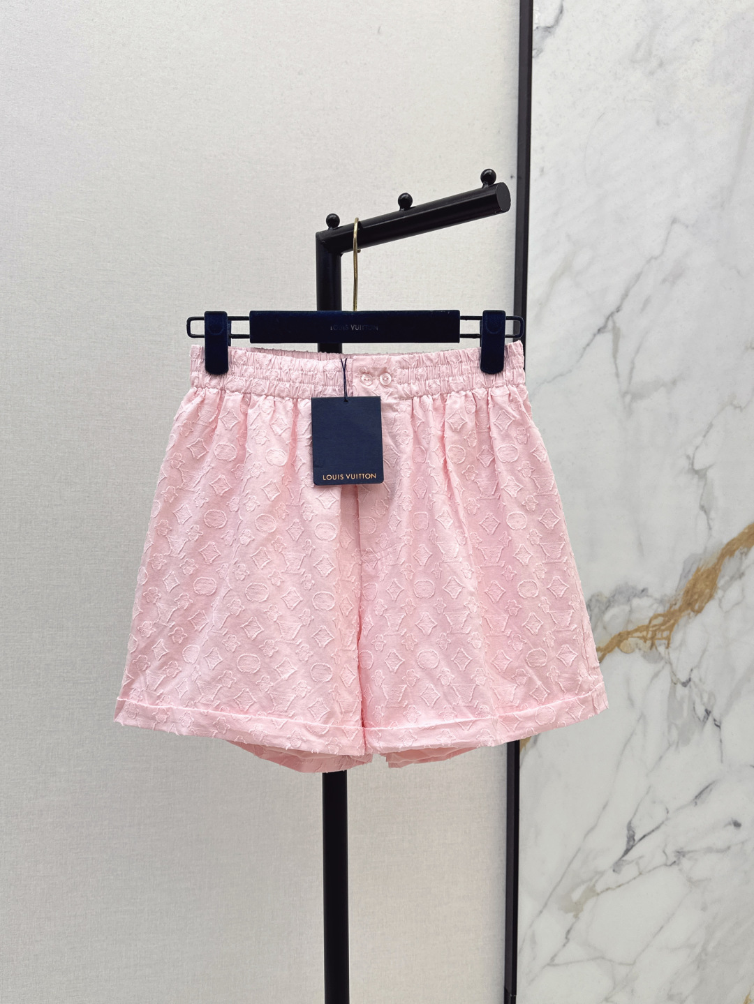 NO:433786,L Home 25Ss————The latest presbyterian jacquard patchwork shirt set for spring and summer, lined with spliced ​​letter jacquard + letter jacquard shorts, high custom brand coin letter jacquard light and transparent fabric, low-key and yet stylish, light colors create a fresh, age-reducing and fashionable, super temperament, classic style that is not picky about people, lazy and comfortable upper body, very suitable for daily travel or sports occasions, one color is developed separately, spot sml shorts, louis vuitton, shorts, shirts, alexander wang19860909L家 25Ss————春夏最新款老花提花拼接衬衫套装 衬衬拼接字母提花+字母提花短裤 高定制品牌钱币字母提花轻薄透视面料 低调又不失格调 浅色系营造出清新减龄又时髦 超级显气质 不挑人的经典版型 上身慵懒又舒适 日常出行或运动场合多很合适 一色分开发 现货发售sml 短裤,,louis vuitton,shorts,shirts,alexander wang,Women's clothing