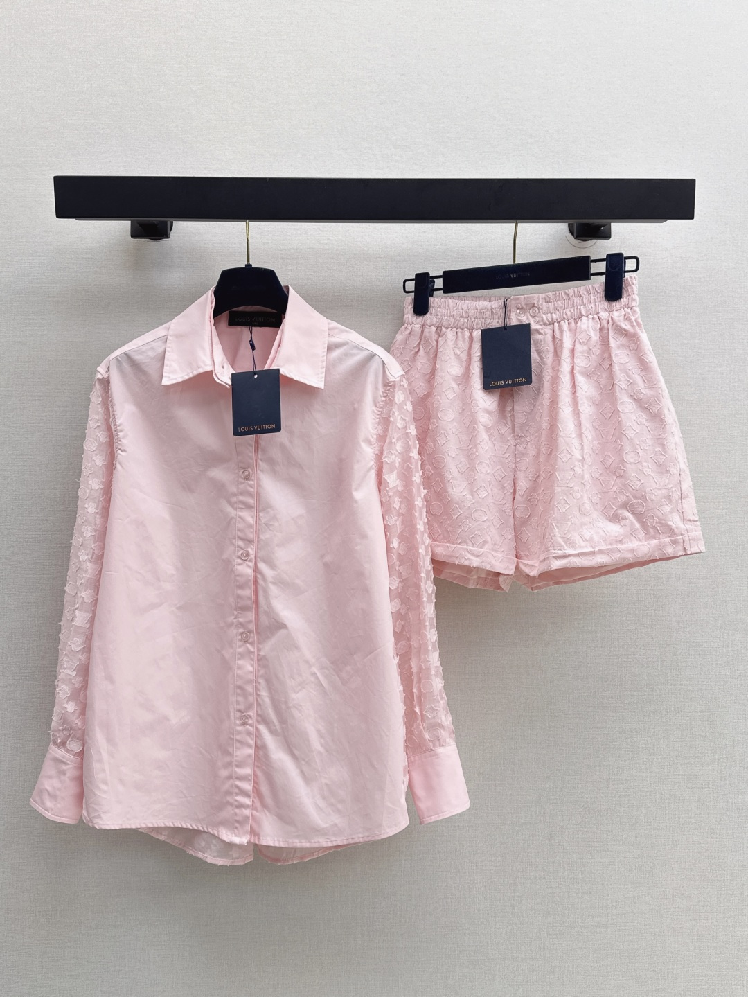 NO:433783,L Home 25Ss————The latest presbyterian jacquard patchwork shirt set for spring and summer, lined with spliced ​​letter jacquard + letter jacquard shorts, high custom brand coin letter jacquard light and transparent fabric, low-key and yet stylish, light colors create a fresh, age-reducing and fashionable, super temperament, classic style that is not picky about people, lazy and comfortable upper body, very suitable for daily travel or sports occasions, one color is developed separately, spot sml shirts,,louis vuitton, shorts, shirts, alexander wang19860909L家 25Ss————春夏最新款老花提花拼接衬衫套装 衬衬拼接字母提花+字母提花短裤 高定制品牌钱币字母提花轻薄透视面料 低调又不失格调 浅色系营造出清新减龄又时髦 超级显气质 不挑人的经典版型 上身慵懒又舒适 日常出行或运动场合多很合适 一色分开发 现货发售sml 衬衫,,louis vuitton,shorts,shirts,alexander wang,Women's clothing