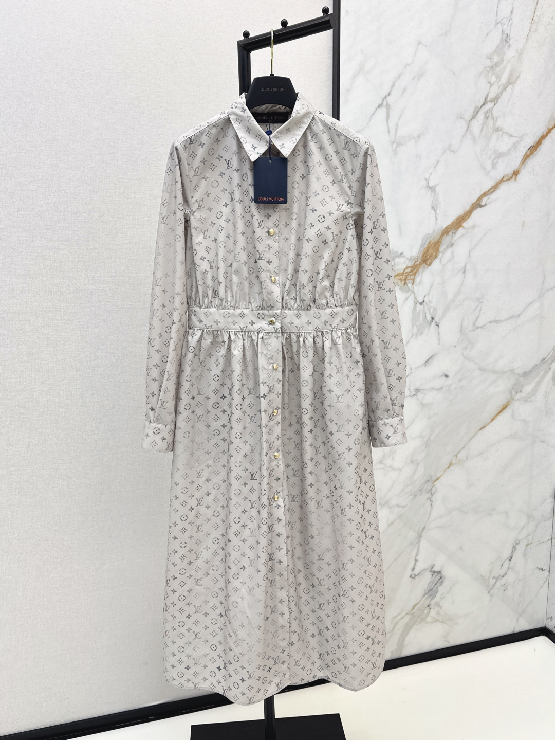 NO:433780,L Home 25Ss—————The latest classic letter gradient printed shirt dress in spring and summer. Just the right design. The three-dimensional pleat of the small skirt. The belt pinchs the waist and looks lively and refreshing. Fashionable and high-end. The upper body reduces age and temperament. The summer dates are very good. The same color is available for sale. SML,,louis vuitton, skirts,shirts,alexander wang.19860909L家 25Ss————春夏最新款经典字母渐变印花衬衫连衣裙 恰到好处的设计 小a裙摆立体褶皱 腰带掐住腰身上身显得灵动清爽 时髦高级 上身减龄又气质 夏季约会通勤都很不错 一色现货发售sml,,louis vuitton,skirts,shirts,alexander wang,Women's clothing