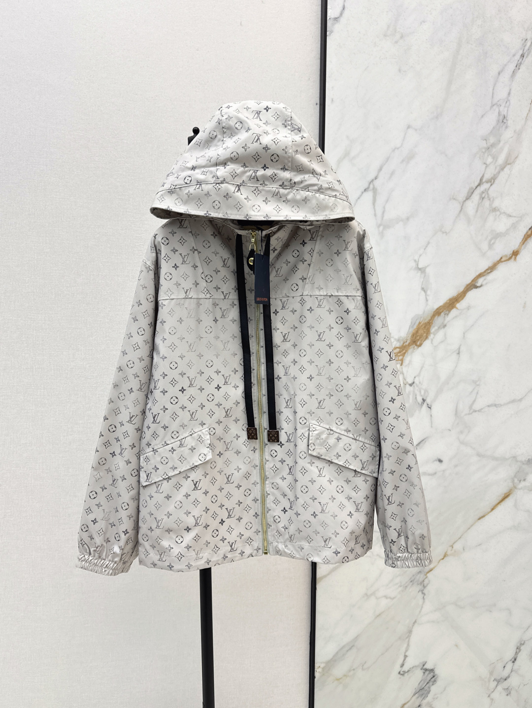 NO:433777,L family 25Ss————The latest spring and summer gradient letter printed parka jacket with a looming logo is very high-end. The hooded loose coat is handsome and fashionable. The fresh and high-end tone is very crisp and stylish. It is available in stock. SML, louis vuitton, jackets & coats,hats,alexander wang19860909L家 25Ss————春夏最新款渐变字母印花派克外套若隐若现的logo很高级 连帽宽松外套帅气又时髦 清新又高级的调调 非常挺括有型 一色现货发售sml,,louis vuitton,jackets & coats,hats,alexander wang,Women's clothing