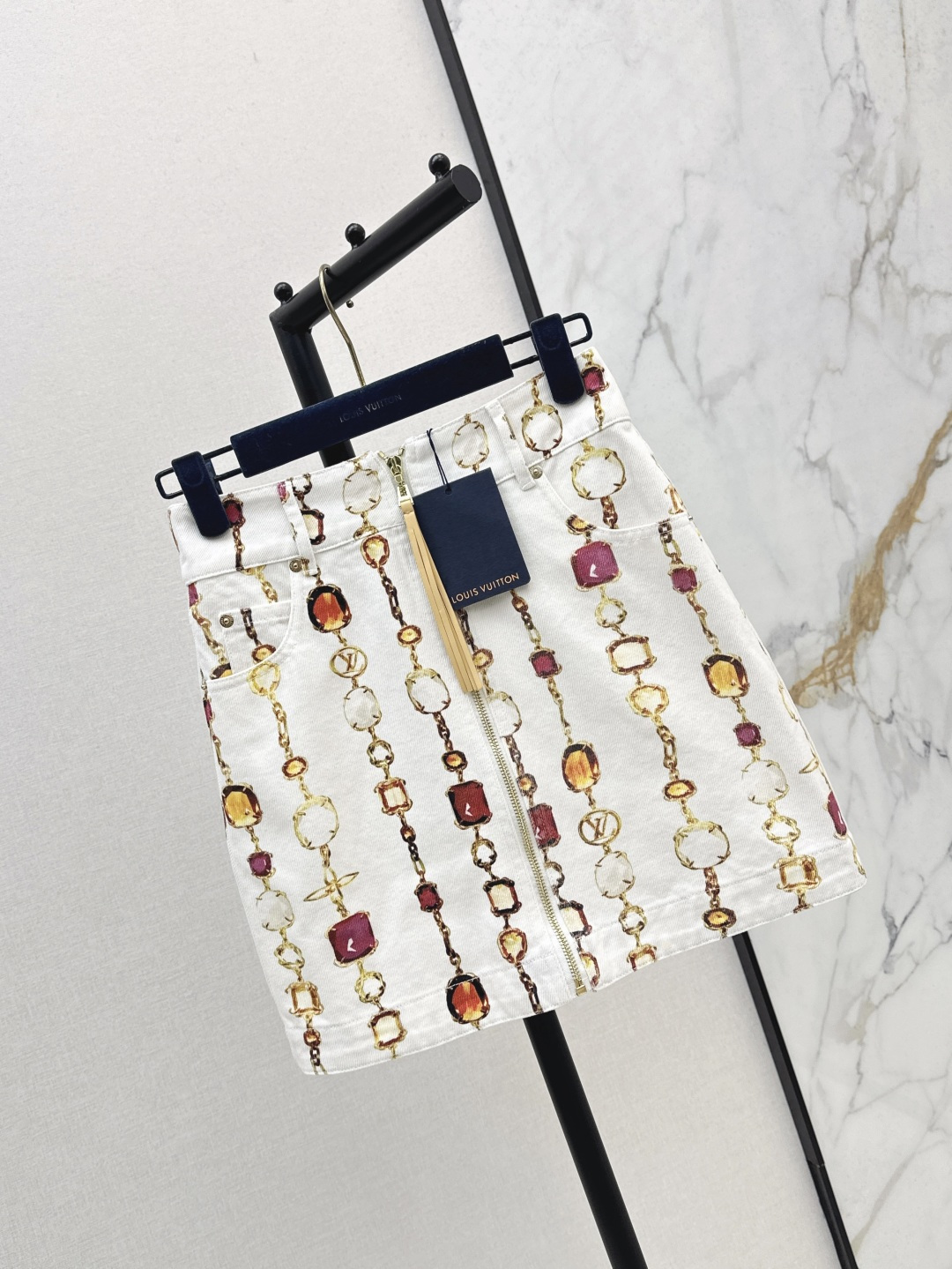 NO:433771,L Home 25Ss———The latest style of jewelry printed white hot pants in spring and summer, high-waist skirt, golden chains and gem totem climb onto it with an asymmetric layout. Retro street aesthetics. A-line high-waist pants look slim and high-end. Fashionable and exquisite items. SML in stock, louis vuitton, skirts, alexander wang19860909L家 25Ss————春夏最新款珠宝印花白色热裤高腰半裙金色锁链与宝石图腾以不对称布局攀附其上 复古的街头美学 A字高腰裤型显瘦又高级 时髦精单品 一色现货发售sml,,louis vuitton,skirts,alexander wang,Women's clothing