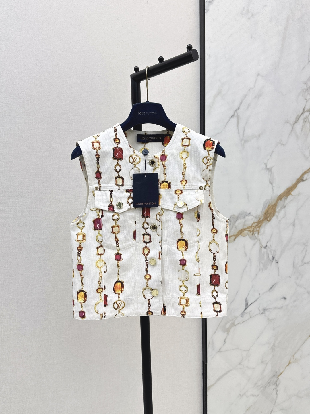 NO:433770,L Home 25Ss———The latest spring and summer jewelry printed white sleeveless vest jacket, golden chains and gem totem, create a retro punk atmosphere. Symmetrical tooling pocket + metal button design, taking into account practicality and styling layering, three-dimensional cut short silhouette, easy to optimize body proportions, layered T-shirt or single wear, styling explosive power, one-color spot on sale, sml, louis vuitton, jackets & coats,tees, t-shirt, alexander wang19860909L家 25Ss———春夏最新款珠宝印花白色无袖马甲外套金色锁链与宝石图腾碰撞出复古朋克气息 对称工装口袋+金属纽扣设计 兼顾实用性与造型层次感 立体剪裁短版廓形 轻松优化身材比例,叠穿T恤或单穿皆具造型爆发力 一色现货发售sml,,louis vuitton,jackets & coats,tees，t-shirt,alexander wang,Women's clothing