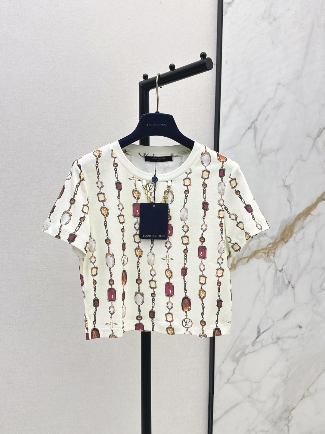 NO:433768,L Home 25Ss———The latest jewelry rope print short short-sleeved T-shirt in spring and summer. Super cool rope print pattern. Eye-catching and retro fashionable. Classic short loose style. Fashionable and versatile upper body. A must-have item for daily life. SML on sale in stock, louis vuitton, T-shirt,tees, t-shirt,alexander wang19860909L家 25Ss———春夏最新款珠宝绳索印花短款短袖T恤 超炫酷的绳索印花图案 吸睛又复古时髦 经典短款宽松版型 上身时髦百搭 日常必备的单品 一色现货发售sml,,louis vuitton,T-shirt,tees，t-shirt,alexander wang,Women's clothing