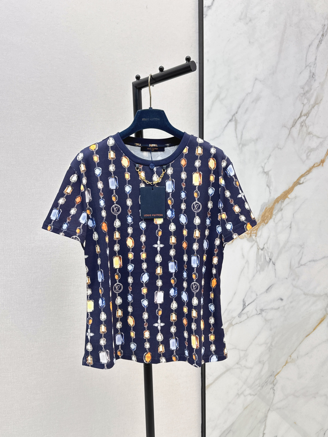 NO:433766,L Home 25Ss————The latest jewelry rope printed short-sleeved T-shirt in spring and summer Super cool rope printed pattern Eye-catching and retro fashionable Classic loose style Fashionable and versatile upper body A must-have item for daily life One-size spot sale sml, louis vuitton, T-shirt,tees, t-shirt,alexander wang19860909L家 25Ss————春夏最新款珠宝绳索印花短袖T恤 超炫酷的绳索印花图案 吸睛又复古时髦 经典宽松版型 上身时髦百搭 日常必备的单品 一色现货发售sml,,louis vuitton,T-shirt,tees，t-shirt,alexander wang,Women's clothing