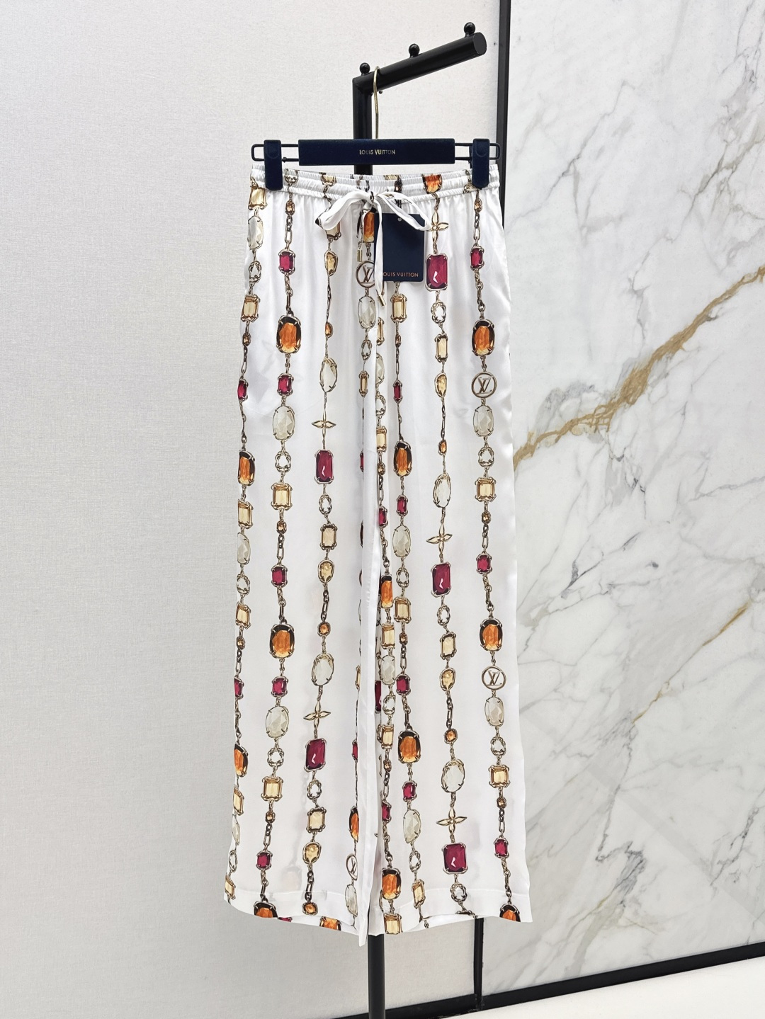 NO:433758,L Home 25Ss————The latest style of jewelry chain printed casual pants in spring and summer. Daily matching casual pants. Elastic waist design. Wide-leg straight pants. The upper body hides flesh and makes you look slim. Jewelry chains are simple and eye-catching. Color is a must-have item in summer. One-color spot sml, louis vuitton, alexander wang19860909L家 25Ss————春夏最新款珠宝链条印花休闲裤 日常搭配休闲裤 松紧腰设计 阔腿直筒裤型 上身藏肉又显瘦 珠宝链条简约吸睛 颜色又是夏天必备单品 一色现货发售sml,,louis vuitton,alexander wang,Women's clothing