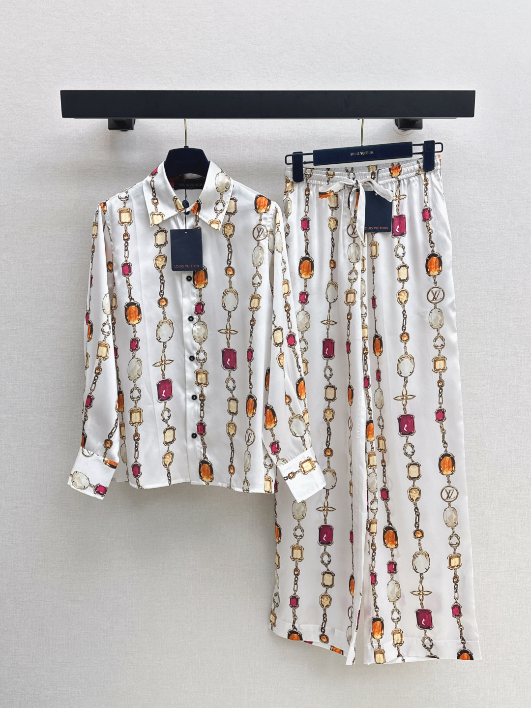 NO:433756,L Home 25Ss————The latest style of jewelry chain printed lapel shirt in spring and summer. Small lapels modify the neck. Classic shirt style. The upper body is loose and comfortable. Super slimming. Contrasting jewelry chain printed is super eye-catching. The style is very strong. It is very good to match randomly. Wide-shaped cuts are lazy and fashionable. It is very good to wear casually. SML is available in stock,,louis vuitton,shirts,alexander wang19860909L家 25Ss————春夏最新款珠宝链条印花翻领衬衫 小翻领修饰脖颈 经典衬衫版型 上身宽松舒适 超级遮肉显瘦 撞色珠宝链条印花超级吸睛 风格感极强 随意搭配都很出彩 阔型剪裁 自带慵懒和时髦 随意穿都很好 一色现货发售sml,,louis vuitton,shirts,alexander wang,Women's clothing