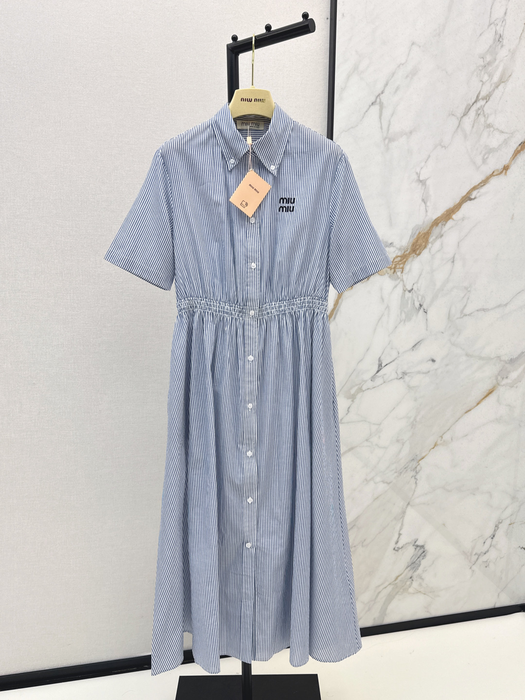 NO:433754,Miu 25Ss———The latest lapel blue striped waist-hugging dress in spring and summer. Super sweet college style short-sleeved dress. Refreshing and clean blue striped color. The upper body is very sweet. Miu letter print blessing. Pure cotton fabric must-have artifact for travel in summer. One color is available for sale in stock. sml, miumiu, skirts, T-shirt, alexander wang19860909Miu 25Ss———春夏最新款翻领蓝条纹收腰连衣裙 超级乖的甜美系学院风短袖连衣裙 清爽干净的蓝条纹配色 上身很甜美风 miu字母印花加持 纯棉面料夏季出门旅游必备神器 一色现货发售sml,,miumiu,skirts,T-shirt,alexander wang,Women's clothing