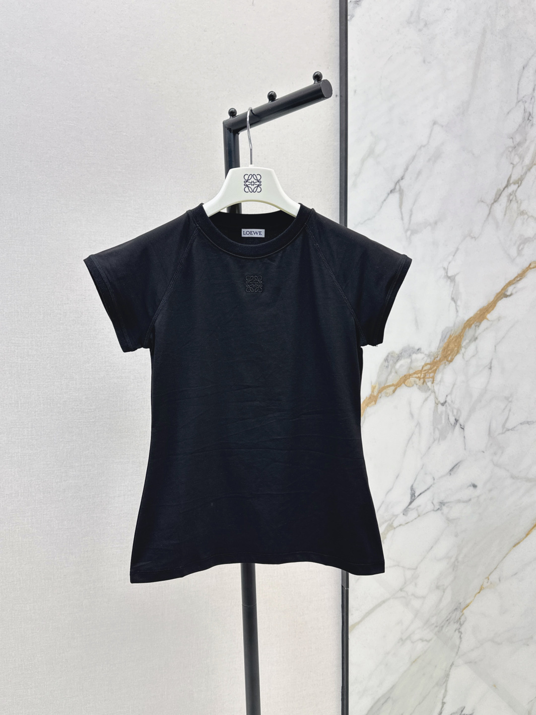 NO:433769,Loe 25Ss————The latest embroidered short-sleeved T-shirt in spring and summer, fashionable and personalized, super versatile, classic round neck style, no pick on the figure, the upper body is age-reducing and cool, whatever you match, you can wear it to show the cool and handsome feeling of youthful age-reducing. Two colors are available in stock, sml, loewe, T-shirt, tees, t-shirt, alexander wang19860909Loe 25Ss————春夏最新款刺绣字母短袖T恤 时尚又个性 超级百搭 经典的圆领版型 完全不挑身材 上身减龄又酷 随便搭配 都能穿出青春减龄的酷帅感 两色现货发售sml,,loewe,T-shirt,tees，t-shirt,alexander wang,Women's clothing