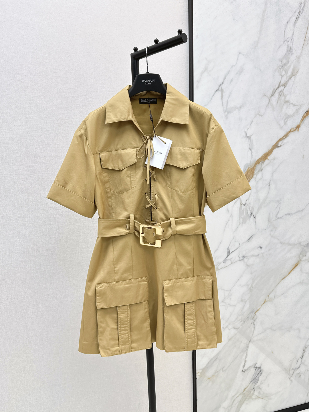 NO:433763,Bal 25Ss————The latest style of cross-lace lapel denim dress in spring and summer, work clothes, double pockets, worn and worn design, sweet or salty, metal buckle belt, loose waist, H-style fashionable and handsome, the style is not picky, the upper body is super slim, casual and modern outfit interpretation, two colors are on sale in stock,, skirts, alexander wang19860909Bal 25Ss————春夏最新款交叉系带翻领牛仔连衣裙工装双口袋做旧磨破设计可甜可盐 金属扣腰带束腰宽松H版型时髦又帅气 版型不挑人上身超显瘦 休闲摩登穿搭演绎 两色现货发售sml,,skirts,alexander wang,Women's clothing