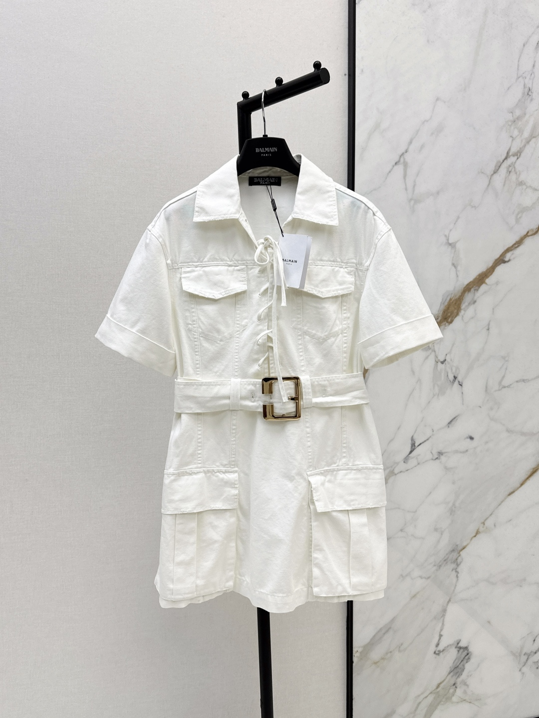 NO:433761,al 25Ss————The latest spring and summer cross-lace lapel denim dress with double pockets in workwear, wearable design, sweet or salty, metal buckle belt waist loose H-style stylish and handsome, the style is not picky for people, the upper body is super slim, casual and modern outfit interpretation, two colors are on sale in stock, sml, skirts, alexander wang19860909al 25Ss————春夏最新款交叉系带翻领牛仔连衣裙工装双口袋做旧磨破设计可甜可盐 金属扣腰带束腰宽松H版型时髦又帅气 版型不挑人上身超显瘦 休闲摩登穿搭演绎 两色现货发售sml,,skirts,alexander wang,Women's clothing