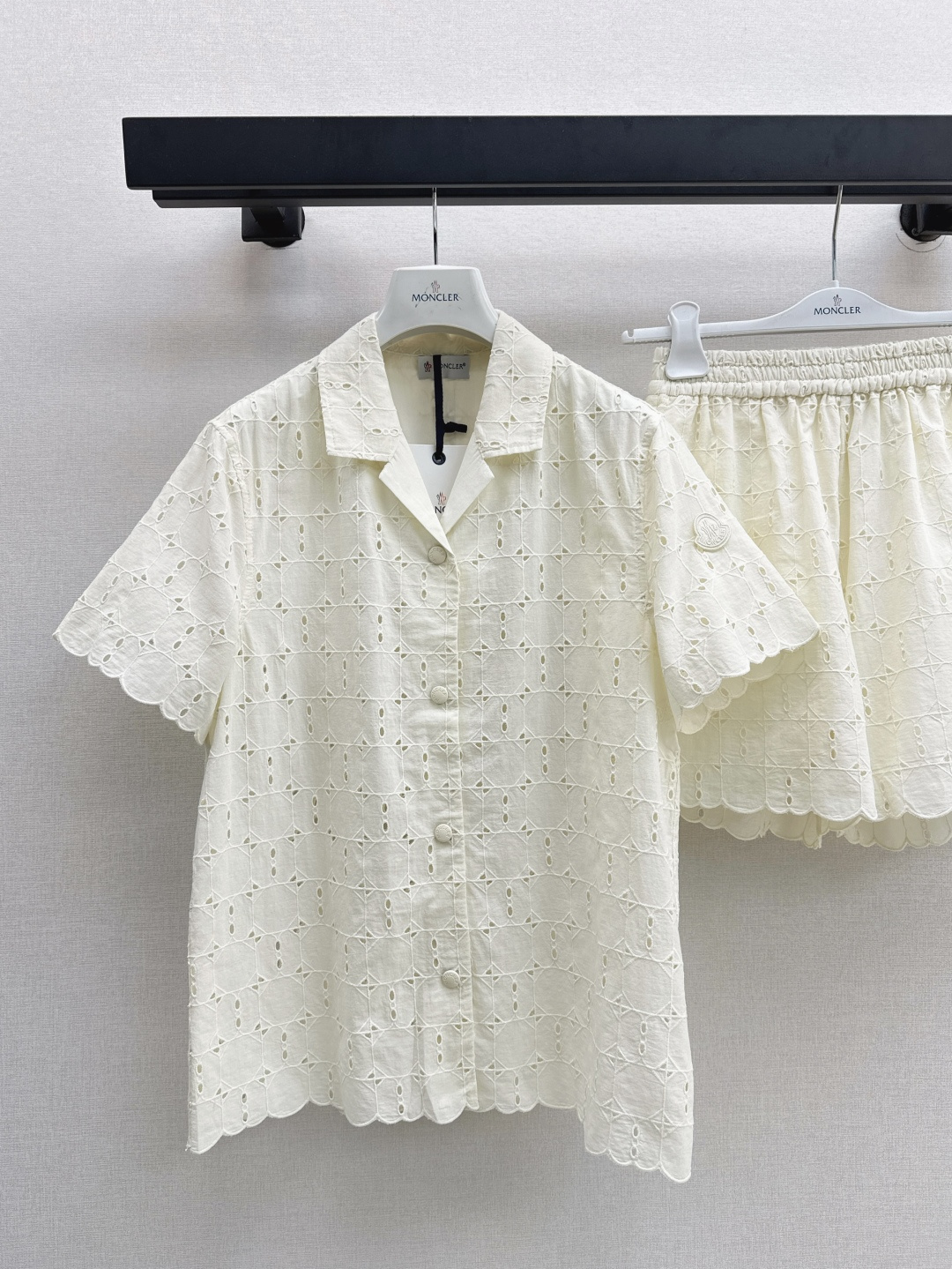 NO:433759,Mc 25Ss—————The latest spring and summer hollow embroidery elegant suit loose lapel shirt + high-waist shorts hollow embroidered pure cotton fabric, the upper body is playful and gentle, the design is excellent, creating a fairy-like elegant and romantic temperament. A set of upper body reduces age and light and agile, which is perfect match for summer. The fairy temperament is grasped. The bright existence in the crowd. A set of one color is released in stock. SML, shorts, shirts, alexander wang19860909Mc 25Ss—————春夏最新款镂空刺绣优雅套装宽松翻领衬衫+高腰短裤 镂空刺绣纯棉面料 上身俏皮又尽显温柔 设计感超赞 打造仙气优雅浪漫气质 一套上身减龄轻盈灵动 和夏日简直是绝配 仙女气质拿捏住了 人群中亮眼的存在 一套出 一色现货发售sml,,shorts,shirts,alexander wang,Women's clothing