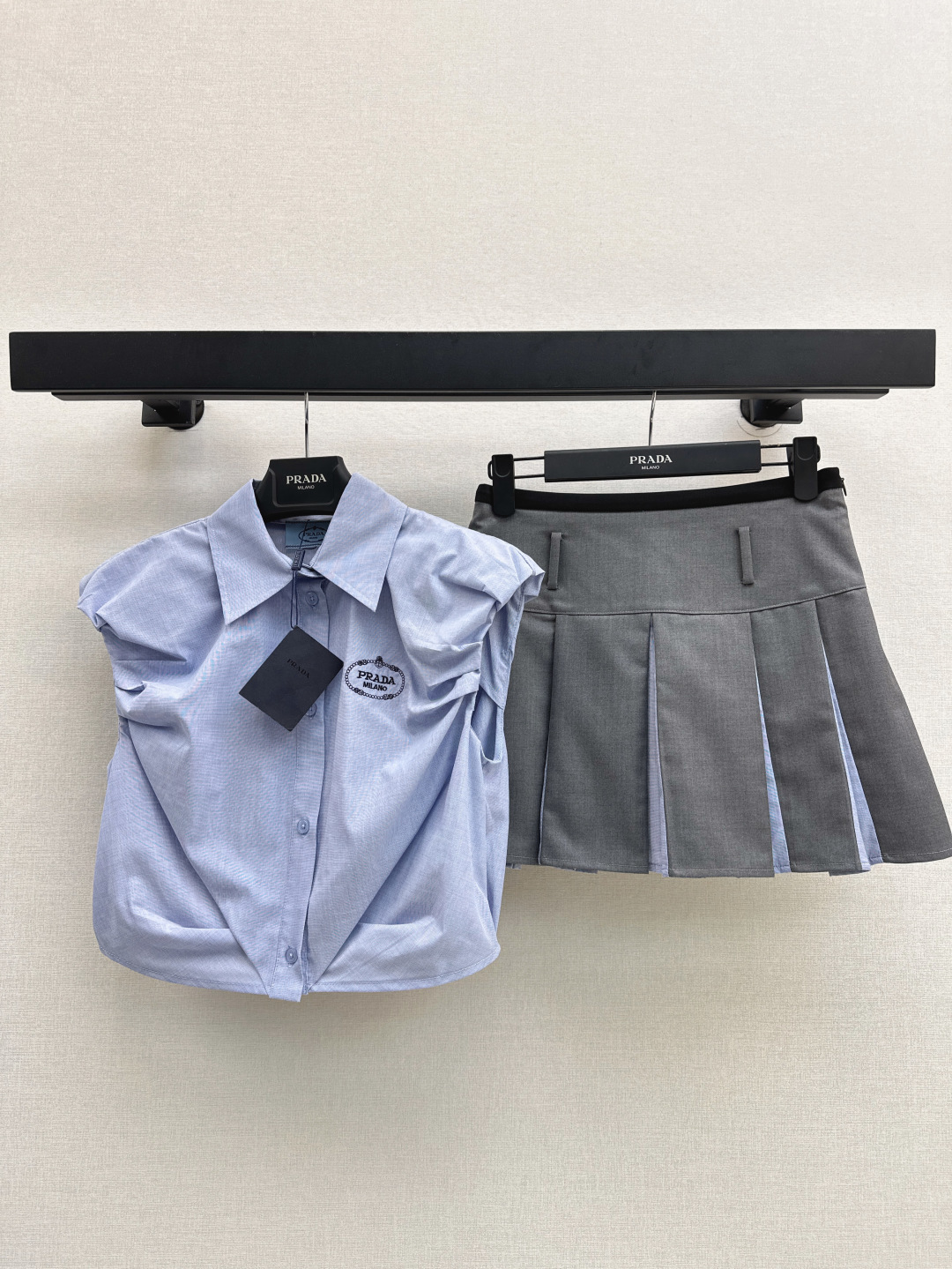 NO:433757,PD 25Ss————The latest spring and summer fashionable age-reducing suit design pleated flower bud sleeve shirt + splicing method pleated skirt Look full of exquisite and fashionable look~~ Wide shoulder design modify shoulder line covers the fleshy arms, one set to match easily reduce age, one set out Two colors for sale in stock, Skirts, Shirts, Alexander wang19860909PD 25Ss————春夏最新款时髦减龄套装设计感褶皱花苞袖衬衫 +拼接做法压褶半裙 充满精致和时髦感的Look～～ 宽肩设计修饰肩线 遮住手臂肉肉 一套搭配轻松减龄 一套出 两色现货发售sml,,skirts,shirts,alexander wang,Women's clothing