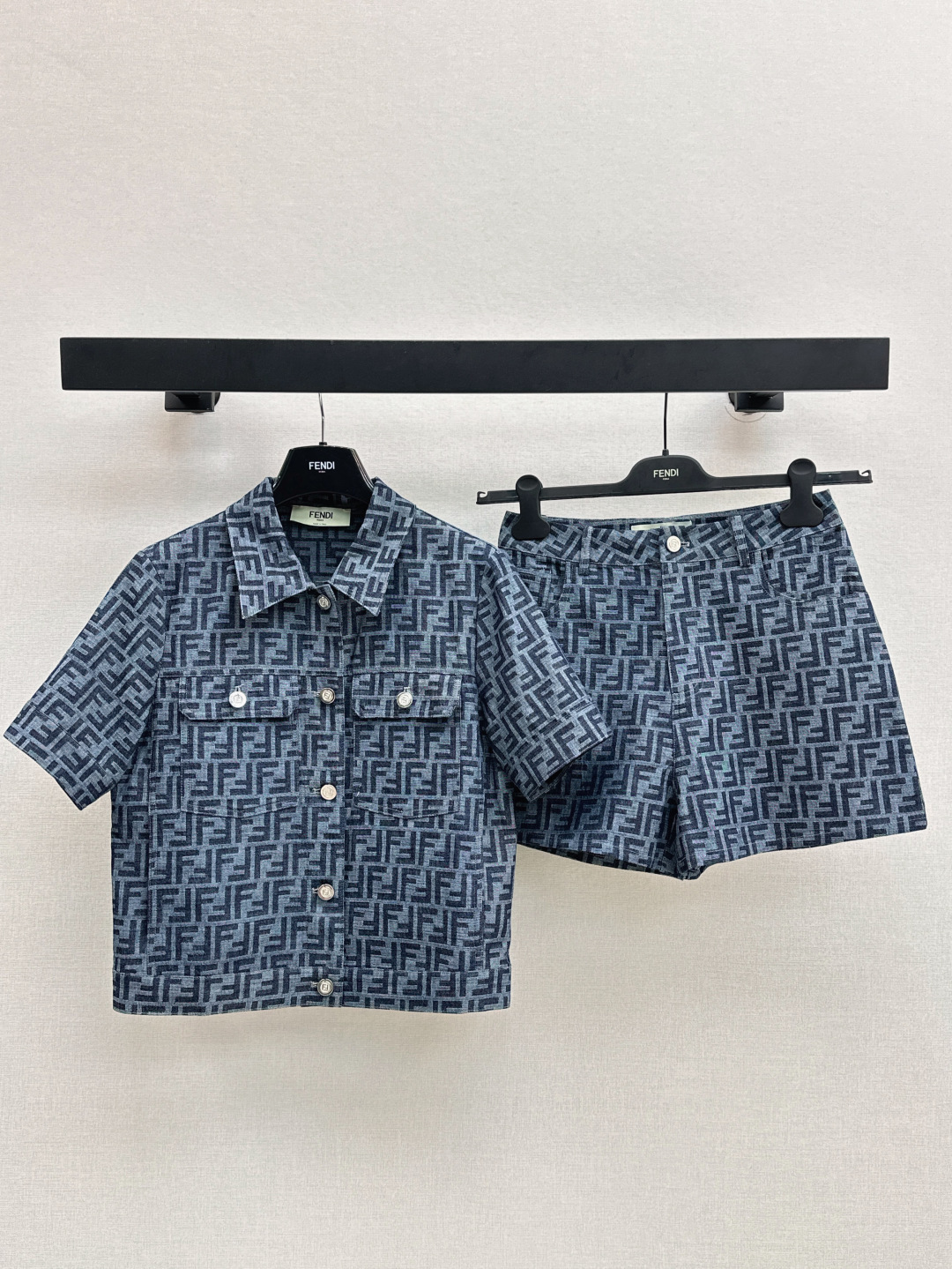 NO:434170,FD 25Ss————The latest spring and summer double F jacquard casual denim series suit lapel short-sleeved shirt + high-waisted shorts Classic double F jacquard denim fabric with high texture Pretty presbyopia classic out of time One set out One color spot sale sml, shorts, T-shirt, alexander wang19860909FD 25Ss————春夏最新款双F提花休闲牛仔系列套装翻领短袖衬衣+高腰短裤 经典的双f提花牛仔面料 质感高级 老花耐看 经典不过时 一套出 一色现货发售sml,,shorts,T-shirt,alexander wang,Women's clothing