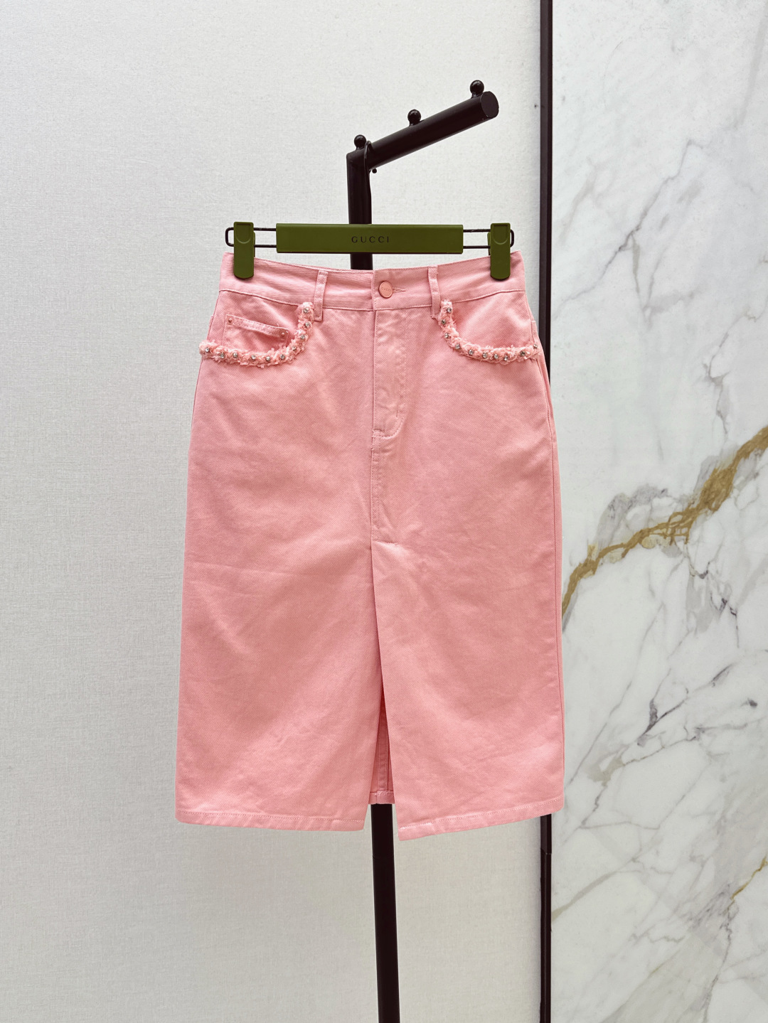 NO:434166,Gu 25Ss————The latest rainbow-colored denim skirt in spring and summer is full of fashionable and high-end feeling. It is so cool and has aura. It is very fashionable and high-end. The color is super positive. The upper body looks white and slim. The classic series with its own beauty. It is windy and the upper body is fully open. The length is just right. Two colors are available for sale in stock. SML, skirts, alexander wang.19860909Gu 25Ss————春夏最新款彩虹色系牛仔半裙上身就是满满的时髦高级感 巨拉风 自带气场 质感很奈斯 时髦又高级 颜色超级正 上身显白又显瘦 自带美感的经典系列 走路都带风上身气场全开 长度恰到好处 两色现货发售sml,,skirts,alexander wang,Women's clothing