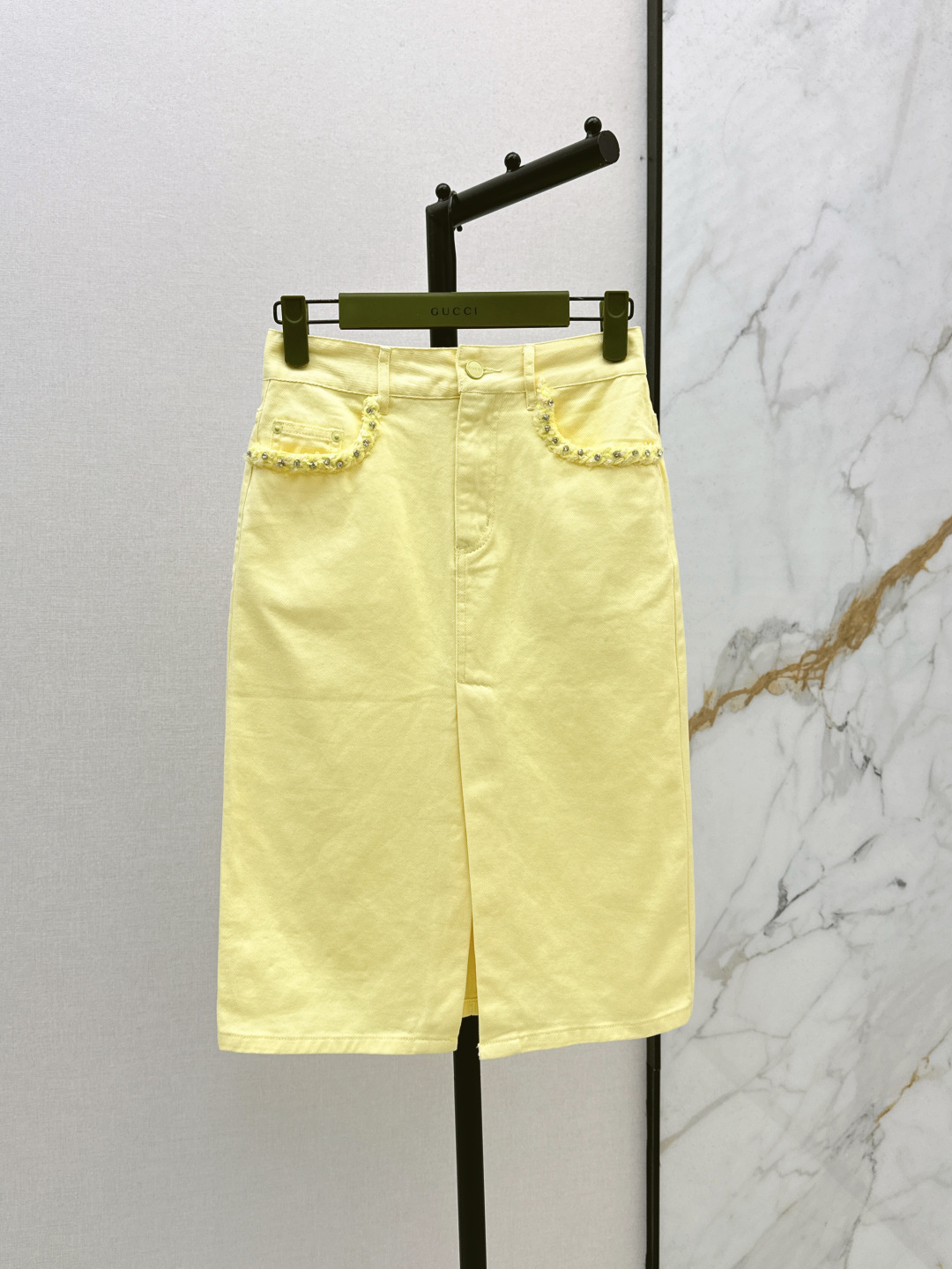 NO:434162,Gu 25Ss————The latest rainbow-colored denim skirt in spring and summer is full of fashionable and high-end feeling. It is so cool and has aura. It is very fashionable and high-end. The color is super positive. The upper body looks white and slim. The classic series with its own beauty. It is windy and the upper body is fully open. The length is just right. Two colors are available for sale in stock. SML, skirts, alexander wang.19860909Gu 25Ss————春夏最新款彩虹色系牛仔半裙上身就是满满的时髦高级感 巨拉风 自带气场 质感很奈斯 时髦又高级 颜色超级正 上身显白又显瘦 自带美感的经典系列 走路都带风上身气场全开 长度恰到好处 两色现货发售sml,,skirts,alexander wang,Women's clothing