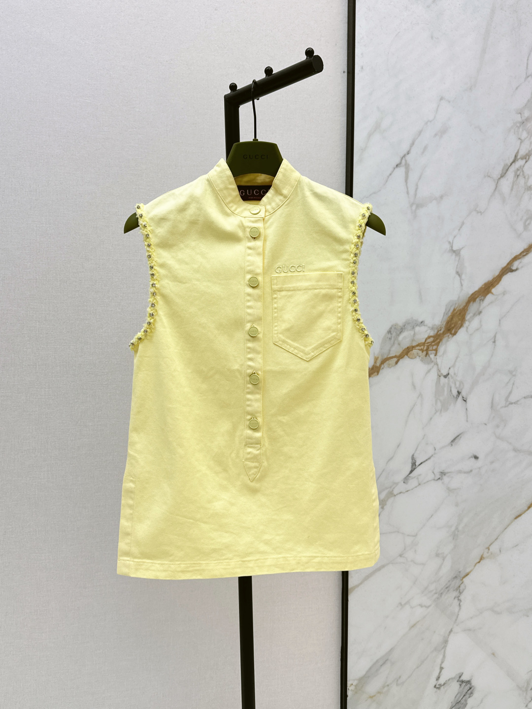 NO:434160,Gu 25Ss————The latest rainbow-colored denim vest jacket in spring and summer is full of fashionable and high-end feeling. It is so cool and has aura. It is very stylish and high-end. The color is super positive. The upper body looks white and slim. The classic series with beauty. It is windy and the upper body is fully open. The length is just right. Two colors are available for sale in stock. Jackets & coats, alexander wang.19860909Gu 25Ss————春夏最新款彩虹色系牛仔马甲外套上身就是满满的时髦高级感 巨拉风 自带气场 质感很奈斯 时髦又高级 颜色超级正 上身显白又显瘦 自带美感的经典系列 走路都带风上身气场全开 长度恰到好处 两色现货发售sml,,jackets & coats,alexander wang,Women's clothing