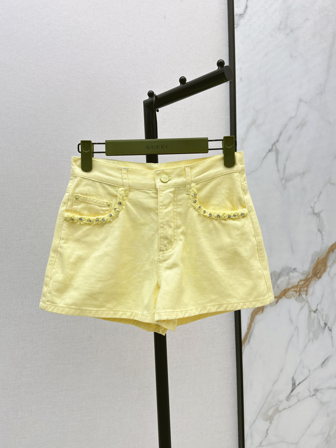 NO:434158,Gu 25Ss————The latest rainbow-colored denim shorts in spring and summer are full of fashionable and high-end feeling. The top is so cool and has aura. The texture is very fashionable and high-end. The color is super positive. The upper body looks white and slim. The classic series with beauty. The upper body is full of aura. The length is just right. Two colors are available for sale in stock. SML, shorts, alexander wang.19860909Gu 25Ss————春夏最新款彩虹色系牛仔短裤上身就是满满的时髦高级感 巨拉风 自带气场 质感很奈斯 时髦又高级 颜色超级正 上身显白又显瘦 自带美感的经典系列 走路都带风上身气场全开 长度恰到好处 两色现货发售sml,,shorts,alexander wang,Women's clothing