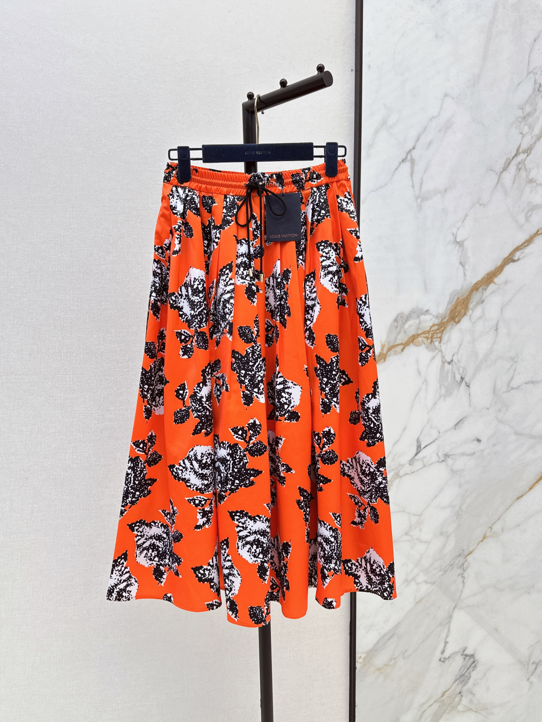 NO:434156,Liu Yifei's same style L family 25Ss————The latest spring and summer seaside vacation flower printed skirt Retro style printing design Rich inspiration With high-end tone, cool and beautiful, just right length, one color spot on sale sml,,louis vuitton, skirts,alexander wang19860909刘亦菲同款 L家 25Ss————春夏最新款海边度假花朵印花半身裙 复古风格的印花设计 丰富灵感 自带高级调性 又飒又美 长度恰到好处 一色现货发售sml,,louis vuitton,skirts,alexander wang,Women's clothing