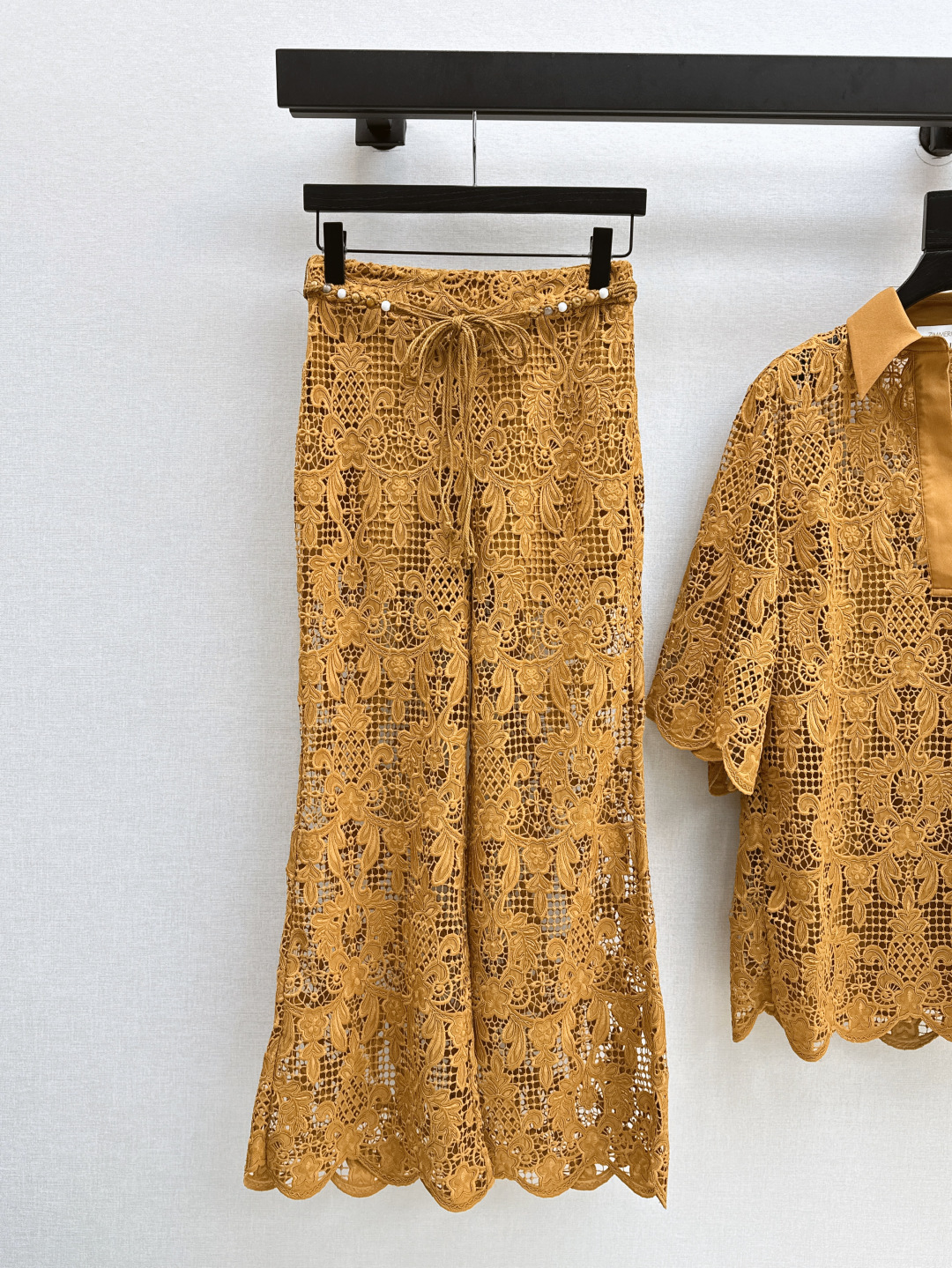 NO:434152,Zim 25Ss———The latest spring and summer vacation series set water-soluble lace loose shirt + cropped pants Original custom heavy-work retro water-soluble flower fabric Palace style age-reducing girlish style The upper body is beautiful and fairy-like and elegant white and rich beauty must-have items One-color spot sale smlxl pants, Shirts, alexander wang19860909Zim 25Ss———春夏最新款度假系列套装水溶花边宽松衬衫+七分裤 原版定制重工复古水溶花面料 宫廷风减龄少女风 上身美的不要不要的 仙气优雅的白富美必备单品 一色现货发售smlxl 裤,,shirts,alexander wang,Women's clothing