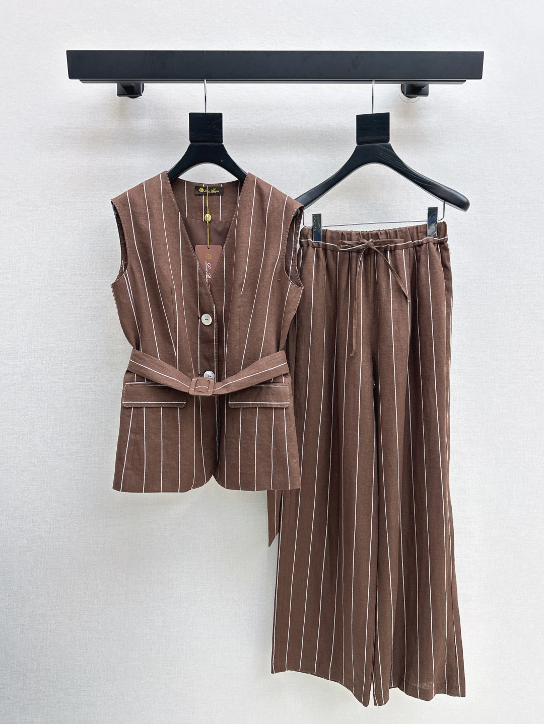 NO:434167,440L 25Ss————The latest spring and summer color woven striped suit vest jacket + trousers. The upper body looks slim and tall, and the gentle and elegant feeling of aura. The exquisite visual style makes it look slim and not picky. One set is available. Two colors are available in stock. Smlxl, loro piana, jackets & coats, alexander wang19860909440L 25Ss————春夏最新款色织条纹套装马甲外套+西裤 上身显瘦又高挑 不失气场的温柔优雅感 精致既视感版型显瘦不挑人 一套出 两色现货发售smlxl,,loro piana,jackets & coats,alexander wang,Women's clothing