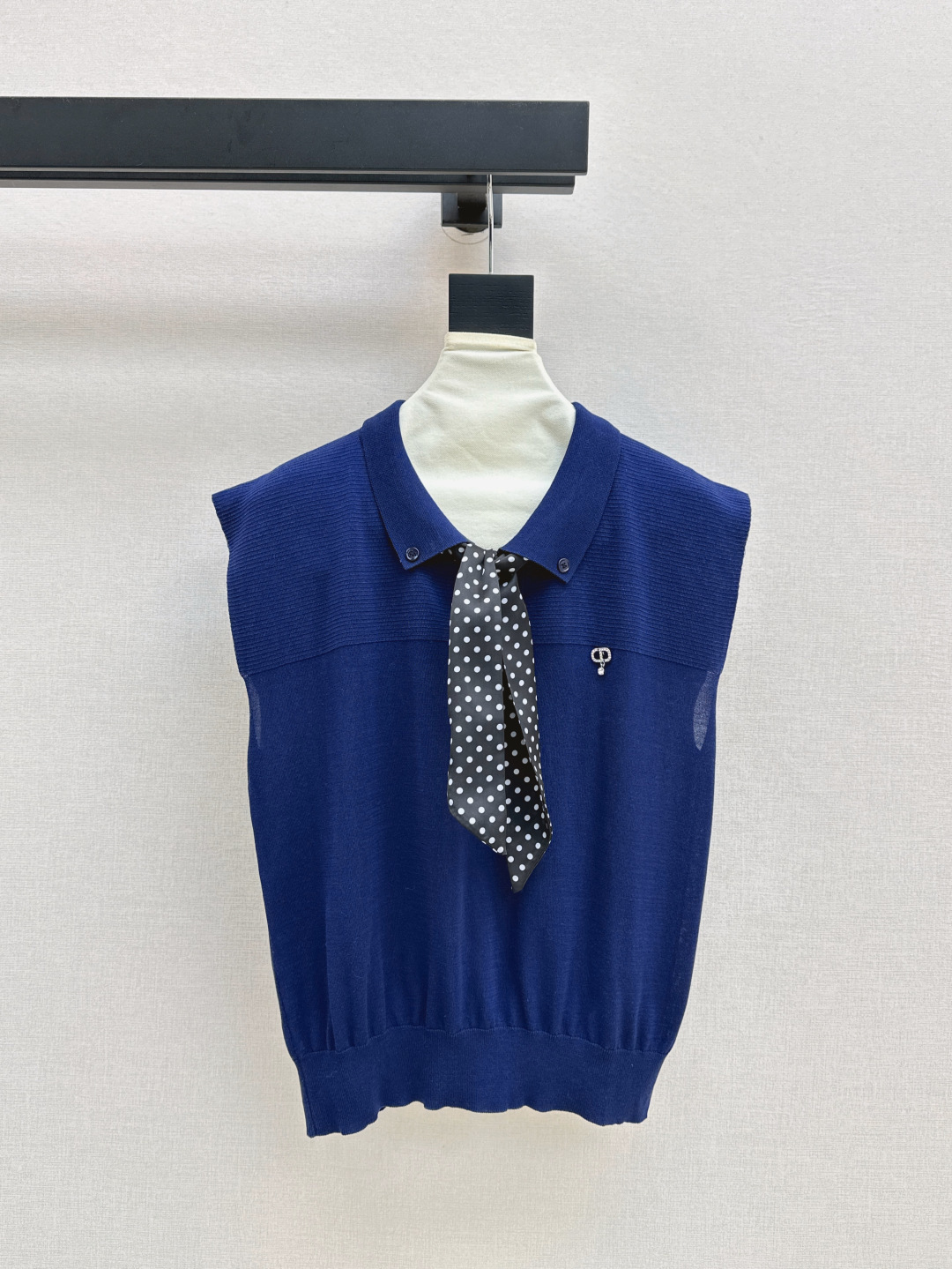 NO:434165,CD 25Ss————The latest spring and summer silk scarf decorative sleeveless knitted vest must have a college style that reduces age~~ More daily and versatile styles, very inclusive and not picky about the figure, casual matching and layering is very atmosphere~ Exquisite and unmissable casual items, two colors are available for sale in stock,,alexander wang19860909CD 25Ss————春夏最新款丝巾装饰无袖针织背心必备减龄的学院风～～比较日常百搭的款式 包容性很强不挑身材 随意搭配叠穿都很有氛围感～精美不容错过的休闲单品 两色现货发售sml,,alexander wang,Women's clothing