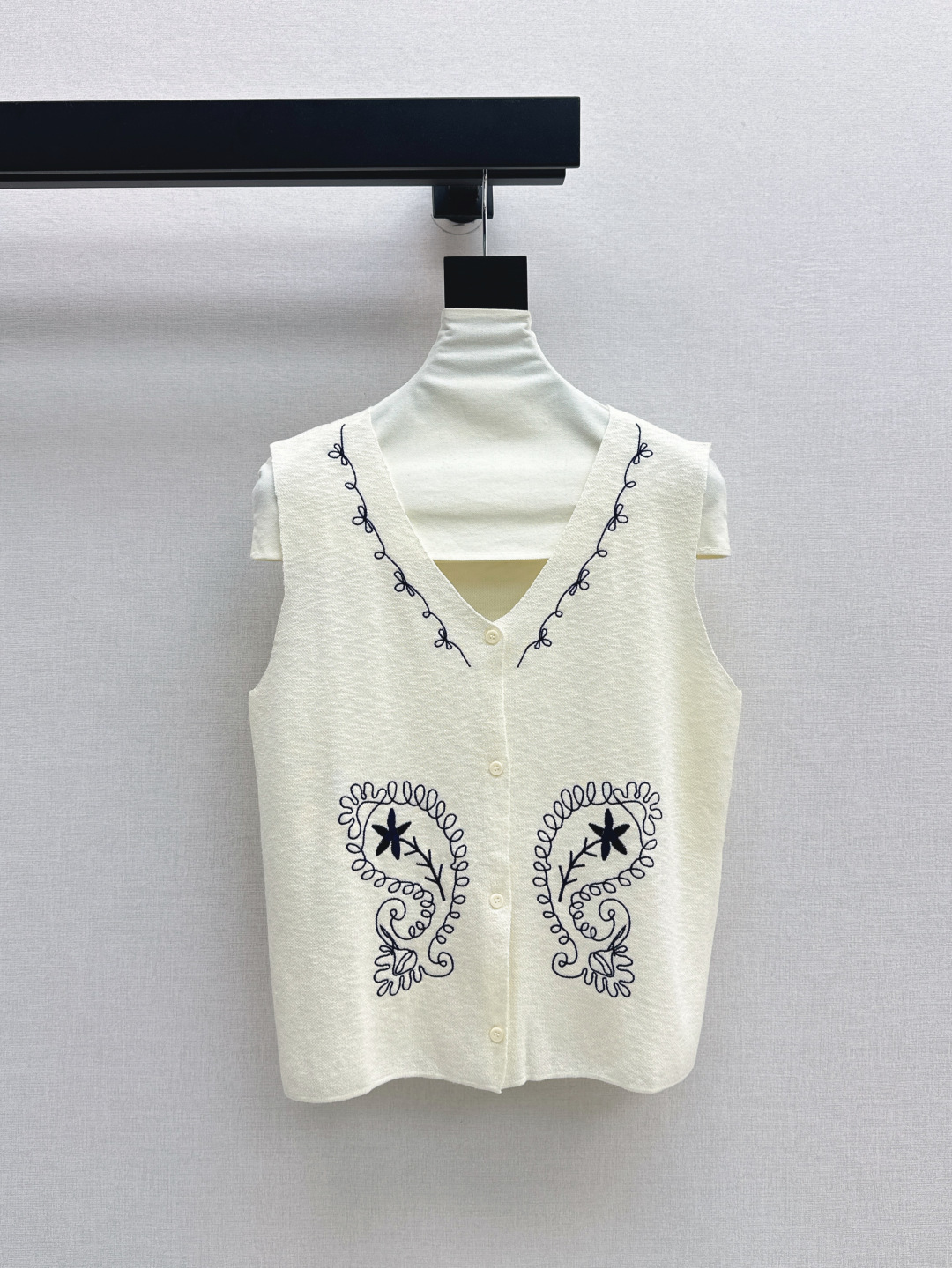 NO:434163,Max 25Ss————The latest spring and summer embroidered sleeveless knitted vest must have a college style that reduces age~~ More daily and versatile styles, very inclusive and not picky about the figure, casual matching and layering is very atmosphere~ Exquisite and unmissable casual items are available in three colors for sale, sml, alexander wang19860909Max 25Ss————春夏最新款刺绣装饰无袖针织背心必备减龄的学院风～～比较日常百搭的款式 包容性很强不挑身材 随意搭配叠穿都很有氛围感～精美不容错过的休闲单品 三色现货发售sml,,alexander wang,Women's clothing