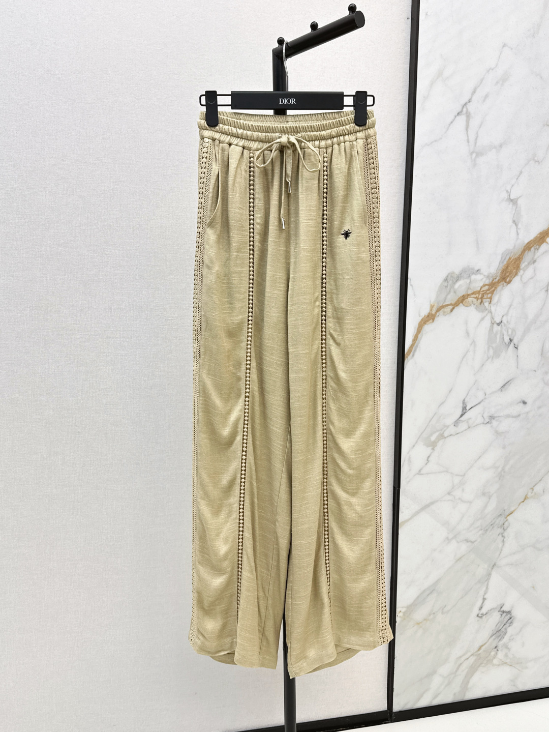 NO:434607,CD 25Ss————The latest spring and summer linen embroidered lace casual pants, elastic waist design, wide-leg straight pants, hide flesh on the upper body and make you look slim, hollow embroidered lace decoration is simple and eye-catching, color is a must-have item in summer, two colors are available in stock, sml, alexander wang19860909CD 25Ss————春夏最新款亚麻刺绣花边休闲裤 松紧腰设计 阔腿直筒裤型 上身藏肉又显瘦 镂空刺绣花边装饰简约吸睛 颜色又是夏天必备单品 两色现货发售sml,,alexander wang,Women's clothing