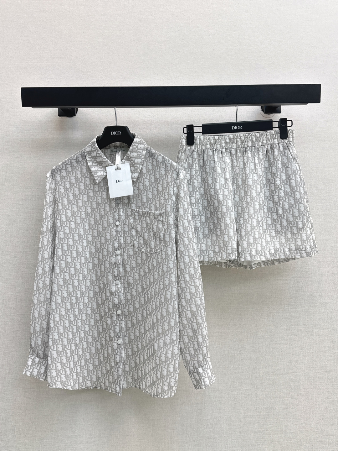 NO:434605,CD 25Ss—————The latest classic logo print casual suit for spring and summer loose shirt + shorts. Very good-looking colors. High-quality gray and white full of presbyopia letter logo prints. Summer atmosphere is full. 30D fabric is breathable and not stuffy. It is not picky at all. High-quality colors. Good gloss. Clean and neat design. The casual and sweet retro colors are very white. One set. One color is available in stock. SML, shorts, shirts, alexander wang.19860909CD 25Ss————春夏最新款经典logo印花休闲套装宽松衬衫+短裤 非常好看的颜色高级灰白满幅老花字母logo印花图案 夏日氛围感拉满 30D面料透气又不闷热 完全不挑人 颜色高级 光泽度好 干净又利落的设计 随性又甜酷复古的颜色十分显白 一套出 一色现货发售sml,,shorts,shirts,alexander wang,Women's clothing