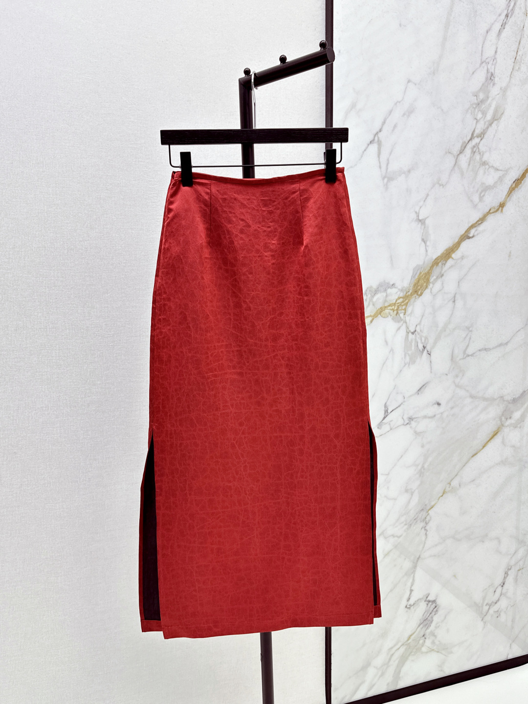 NO:434603,Single-style fragrant cloud yarn series 25Ss——————The latest new Chinese-style silk jacquard skirt in spring and summer. The upper body is beautiful. The calm and atmospheric Chinese style series. The bright red series is really good. It is a very white color. It is a T-shirt or shirt. It can easily create an elegant and retro temperament. One-color is available in stock. mlxl, skirts,shirts,tees, t-shirt,real silk,alexander wang19860909爆单款香云纱系列 25Ss—————春夏最新款新中式风格真丝提花半裙 上身巨美 沉稳大气的国风系列 大红色系真的很好看 属于很显白的颜色 随意搭配T恤或者衬衫 轻松打造优雅复古气质 一色现货发售mlxl,,skirts,shirts,tees，t-shirt,real silk,alexander wang,Women's clothing