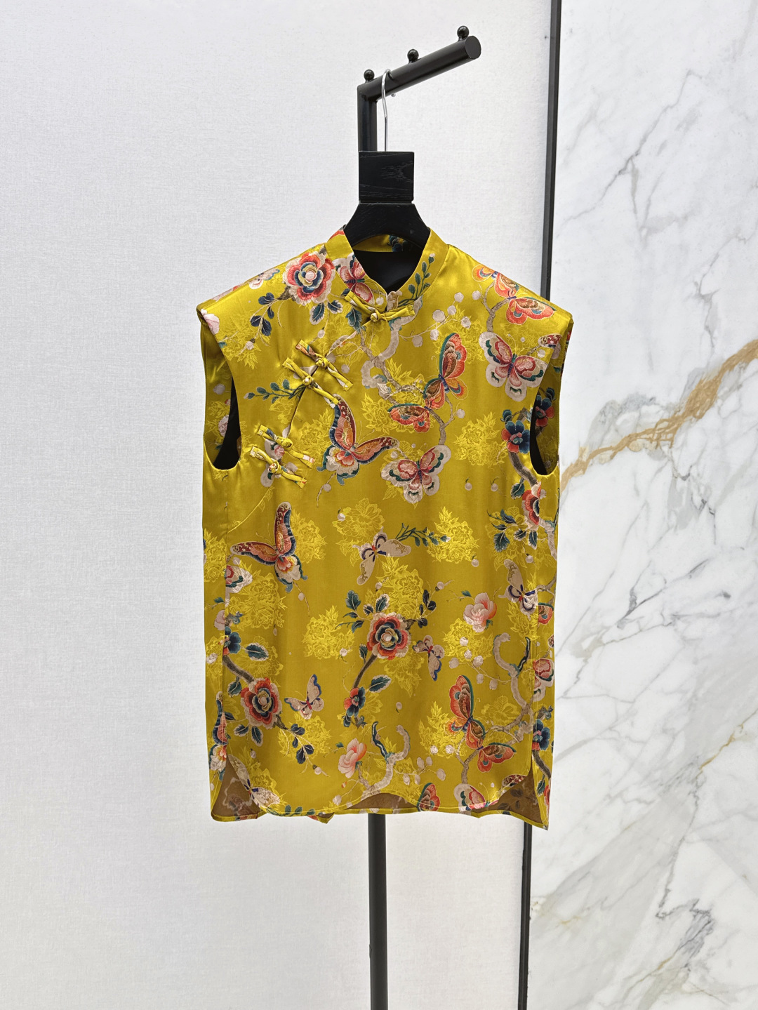 NO:434598,Rich and charming, single-style fragrant cloud yarn series 25Ss————The latest new Chinese-style silk vest in spring and summer is definitely elegant and high-end. Very heavy-industrial jacquard pattern. Paired with high-density silk fabric. It has its own calmness and nobility. It combines oriental aesthetics. Dignified and generous feeling. Classic small stand collar. The style is not picky. The H tailoring box is suitable for all kinds of figures. It is available in stock. mlxl, real silk, alexander wang.19860909富贵迷人 爆单款香云纱系列 25Ss————春夏最新款新中式国风真丝马甲妥妥的优雅和高级 非常重工的提花图案 搭配高密度真丝面料 自有的冷静贵气 集合了东方的美学 端庄大方的感觉 经典小立领 版型不挑人 H剪裁箱型适合各种身材 一色现货发售mlxl,,real silk,alexander wang,Women's clothing