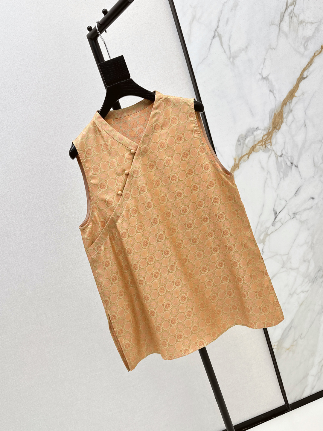 NO:434601,Rich and charming, single-style fragrant cloud yarn series 25Ss————The latest new Chinese-style silk vest in spring and summer is definitely elegant and high-end. Very heavy-industrial jacquard pattern. Paired with high-density silk fabric. It has its own calmness and nobility. It combines oriental aesthetics. The dignified and generous feeling. The classic style is not picky. The H tailoring box is suitable for all kinds of figures. Two colors are available in stock. mlxl, real silk, alexander wang.19860909富贵迷人 爆单款香云纱系列 25Ss————春夏最新款新中式国风真丝马甲妥妥的优雅和高级 非常重工的提花图案 搭配高密度真丝面料 自有的冷静贵气 集合了东方的美学 端庄大方的感觉 经典版型不挑人 H剪裁箱型适合各种身材 两色现货发售mlxl,,real silk,alexander wang,Women's clothing