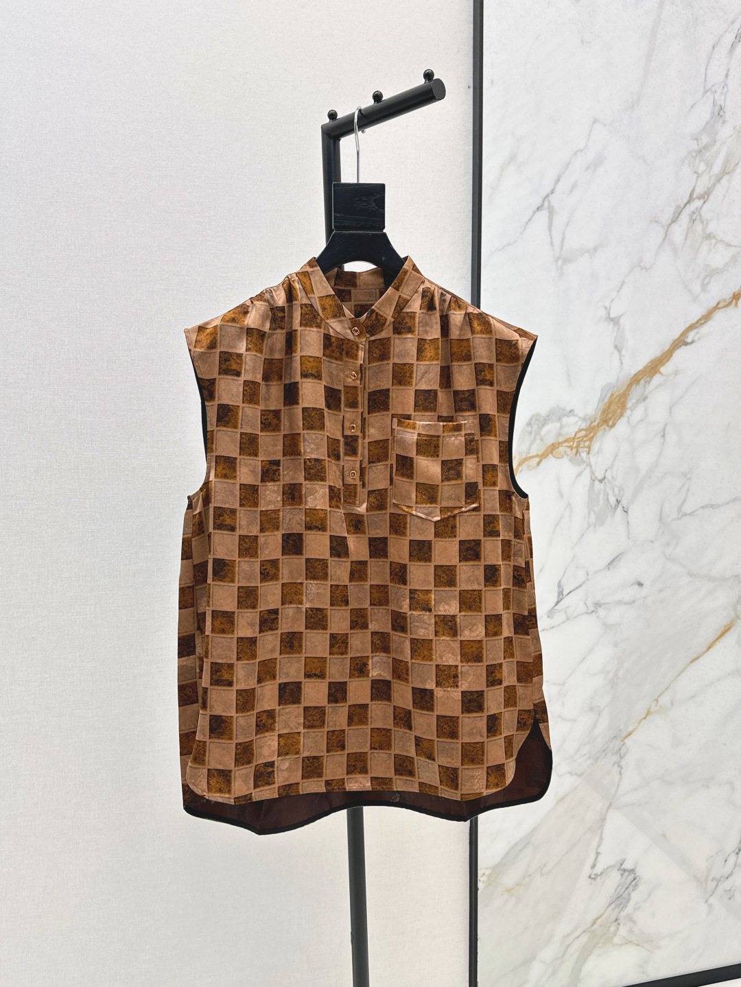 NO:434599,Rich and charming, single-style fragrant cloud yarn series 25Ss————The latest new Chinese-style silk vest in spring and summer is definitely elegant and high-end. Very heavy-industrial jacquard pattern. Paired with high-density silk fabric. It has its own calmness and nobility. It combines oriental aesthetics. Dignified and generous feeling. Classic small stand collar. The style is not picky. The H tailoring box is suitable for all kinds of figures. It is available in stock. mlxl, real silk, alexander wang.19860909富贵迷人 爆单款香云纱系列 25Ss————春夏最新款新中式国风真丝马甲妥妥的优雅和高级 非常重工的提花图案 搭配高密度真丝面料 自有的冷静贵气 集合了东方的美学 端庄大方的感觉 经典小立领 版型不挑人 H剪裁箱型适合各种身材 一色现货发售mlxl,,real silk,alexander wang,Women's clothing