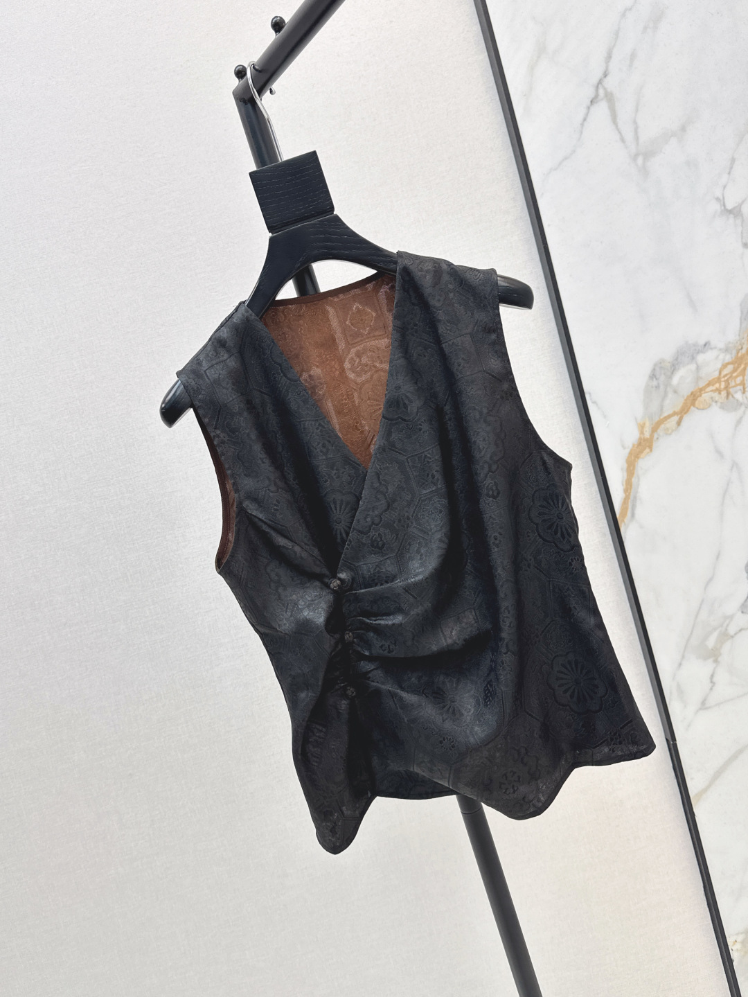 NO:434597,Rich and charming, single-style fragrant cloud yarn series 25Ss————The latest new Chinese-style silk vest in spring and summer is definitely elegant and high-end. Very heavy-industrial jacquard pattern. Paired with high-density silk fabric. It has its own calmness and nobility. It combines oriental aesthetics. Dignified and generous feeling. Classic V-neck matching with wrinkles. It is more visually slimmer. One-color spot is available for sale mlxl, real silk, alexander wang19860909富贵迷人 爆单款香云纱系列 25Ss————春夏最新款新中式国风真丝马甲妥妥的优雅和高级 非常重工的提花图案 搭配高密度真丝面料 自有的冷静贵气 集合了东方的美学 端庄大方的感觉 经典v领搭配褶皱做法 视觉上更显瘦 一色现货发售mlxl,,real silk,alexander wang,Women's clothing