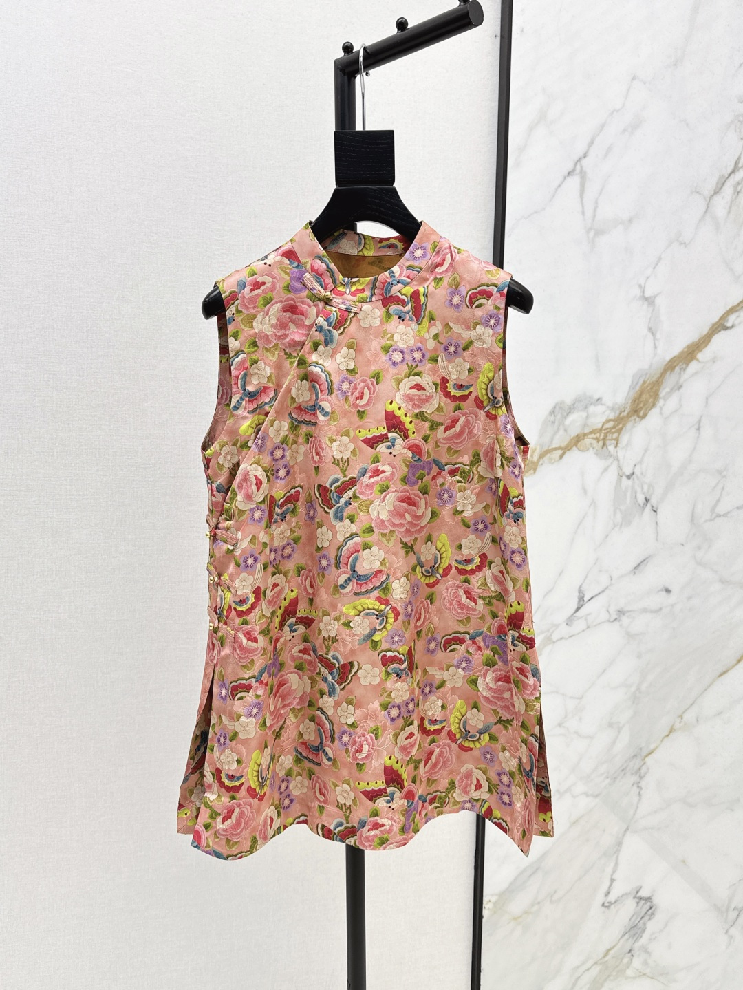 NO:434595,Rich and charming, single-style fragrant cloud yarn series 25Ss—————The latest new Chinese-style silk vest in spring and summer, absolutely elegant and high-end, very heavy-industrial jacquard pattern, paired with high-density silk fabric, own calmness and nobility, integrating oriental aesthetics, dignified and generous feeling, classic small stand collar, style is not picky, H tailoring box type is suitable for all body shapes, one color is available in stock mlxl,, real silk, alexander wang19860909富贵迷人 爆单款香云纱系列 25Ss————春夏最新款新中式国风真丝马甲 妥妥的优雅和高级 非常重工的提花图案 搭配高密度真丝面料 自有的冷静贵气 集合了东方的美学 端庄大方的感觉 经典小立领 版型不挑人 H剪裁箱型适合各种身材 一色现货发售mlxl,,real silk,alexander wang,Women's clothing