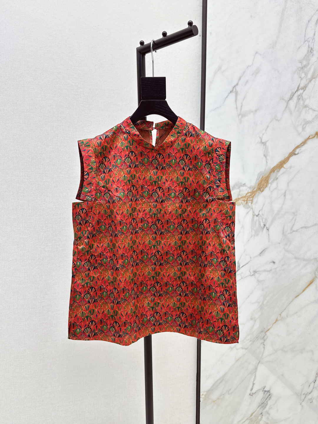 NO:434593,Rich and charming, single-style fragrant cloud yarn series 25Ss————The latest new Chinese-style silk vest in spring and summer, absolutely elegant and high-end, very heavy-industrial jacquard pattern, paired with high-density silk fabric, own calmness and nobility, integrating oriental aesthetics, dignified and generous feeling, classic small stand collar, style is not picky, H tailoring box type is suitable for all kinds of figures, two colors are available in stock mlxl,, real silk, alexander wang19860909富贵迷人 爆单款香云纱系列 25Ss————春夏最新款新中式国风真丝马甲 妥妥的优雅和高级 非常重工的提花图案 搭配高密度真丝面料 自有的冷静贵气 集合了东方的美学 端庄大方的感觉 经典小立领 版型不挑人 H剪裁箱型适合各种身材 两色现货发售mlxl,,real silk,alexander wang,Women's clothing