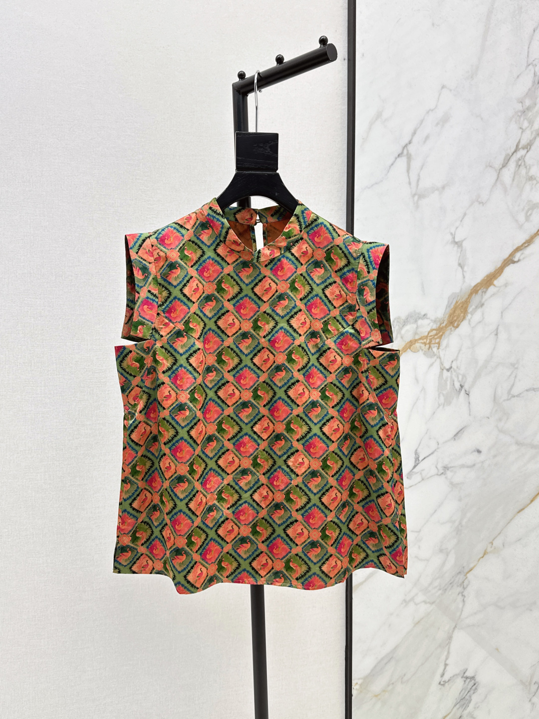 NO:434591,Rich and charming, single-style fragrant cloud yarn series 25Ss—————The latest new Chinese-style silk vest in spring and summer, absolutely elegant and high-end, very heavy-industrial jacquard pattern, paired with high-density silk fabric, own calmness and nobility, integrating oriental aesthetics, dignified and generous feeling, classic small stand collar, style is not picky, H tailoring box type is suitable for all body shapes, one color is available in stock mlxl,, real silk, alexander wang19860909富贵迷人 爆单款香云纱系列 25Ss————春夏最新款新中式国风真丝马甲 妥妥的优雅和高级 非常重工的提花图案 搭配高密度真丝面料 自有的冷静贵气 集合了东方的美学 端庄大方的感觉 经典小立领 版型不挑人 H剪裁箱型适合各种身材 一色现货发售mlxl,,real silk,alexander wang,Women's clothing