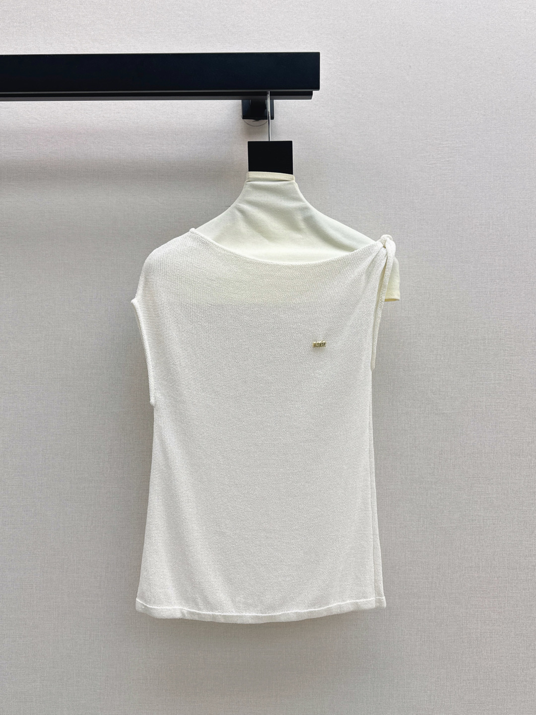 NO:434588,CD 25Ss————The latest spring and summer style one-length brooch decorative knitted vest this year’s most lazy and casual style. It is more versatile and versatile. It is very inclusive and not picky about the figure. It is very atmosphere when it is matched and layered. It is exquisite and cannot be missed. Three-color spot-on sml, brooch, breastpin, alexander wang19860909CD 25Ss————春夏最新款一字领胸针装饰针织背心今年最In慵懒随意 比较日常百搭的款式 包容性很强不挑身材 随意搭配叠穿都很有氛围感～精美不容错过的休闲单品 三色现货发售sml,,brooch，breastpin,alexander wang,Women's clothing