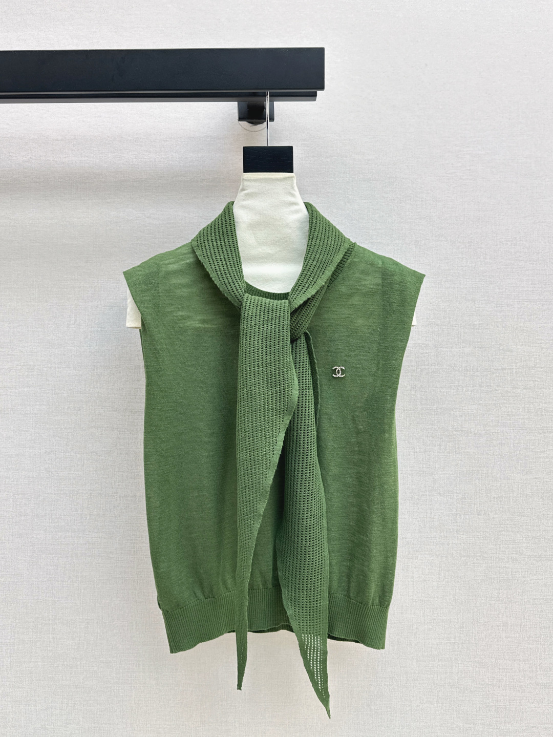 NO:434585,C home 25Ss———The latest spring and summer lazy shawl with sleeveless knitted vest is a must-have college style that reduces age~~ More daily versatile styles, very inclusive and not picky about body shape, casual matching and layering is very atmosphere~ Exquisite and casual casual items that cannot be missed Two-color color spot sml, chanel, shawls, alexander wang19860909C家 25Ss————春夏最新款慵懒披肩搭配无袖针织背心必备减龄的学院风～～比较日常百搭的款式 包容性很强不挑身材 随意搭配叠穿都很有氛围感～精美不容错过的休闲单品 两色色现货发售sml,,chanel,shawls,alexander wang,Women's clothing