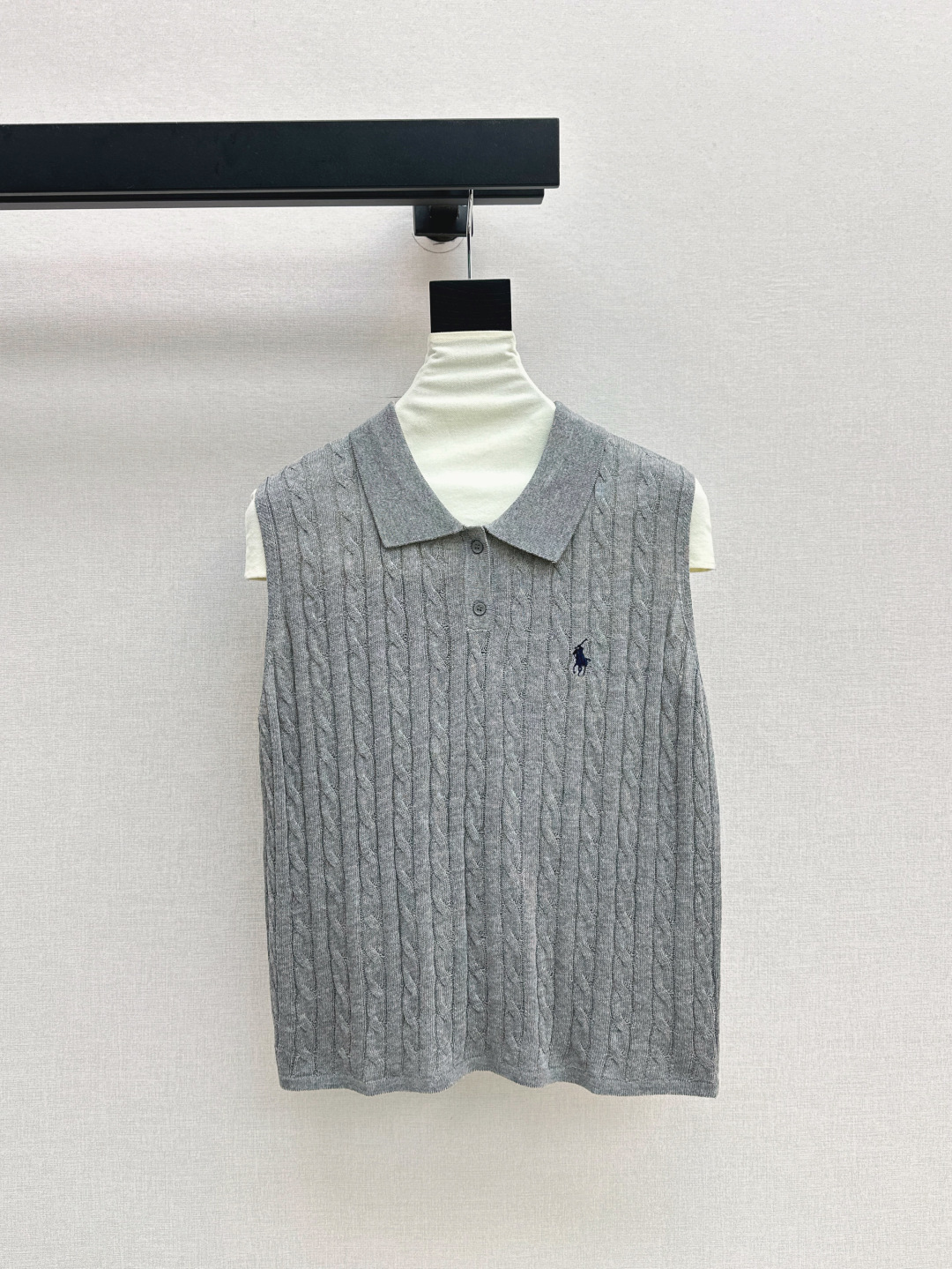 NO:434582,RL 25Ss———The latest spring and summer lazy sleeveless lapel knitted vest must have a college style that reduces age~~ More daily and versatile styles, very inclusive and not picky about the figure, casually matched and layered, very atmosphere~ exquisite casual items that cannot be missed Four-color spot sml, alexander wang19860909RL 25Ss————春夏最新款慵懒无袖翻领针织背心必备减龄的学院风～～比较日常百搭的款式 包容性很强不挑身材 随意搭配叠穿都很有氛围感～精美不容错过的休闲单品 四色现货发售sml,,alexander wang,Women's clothing