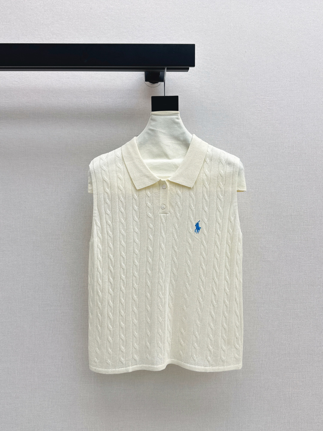 NO:434576,RL 25Ss———The latest spring and summer lazy sleeveless lapel knitted vest must have a college style that reduces age~~ More daily and versatile styles, very inclusive and not picky about the figure, casually matched and layered, very atmosphere~ exquisite casual items that cannot be missed Four-color spot sml, alexander wang19860909RL 25Ss————春夏最新款慵懒无袖翻领针织背心必备减龄的学院风～～比较日常百搭的款式 包容性很强不挑身材 随意搭配叠穿都很有氛围感～精美不容错过的休闲单品 四色现货发售sml,,alexander wang,Women's clothing