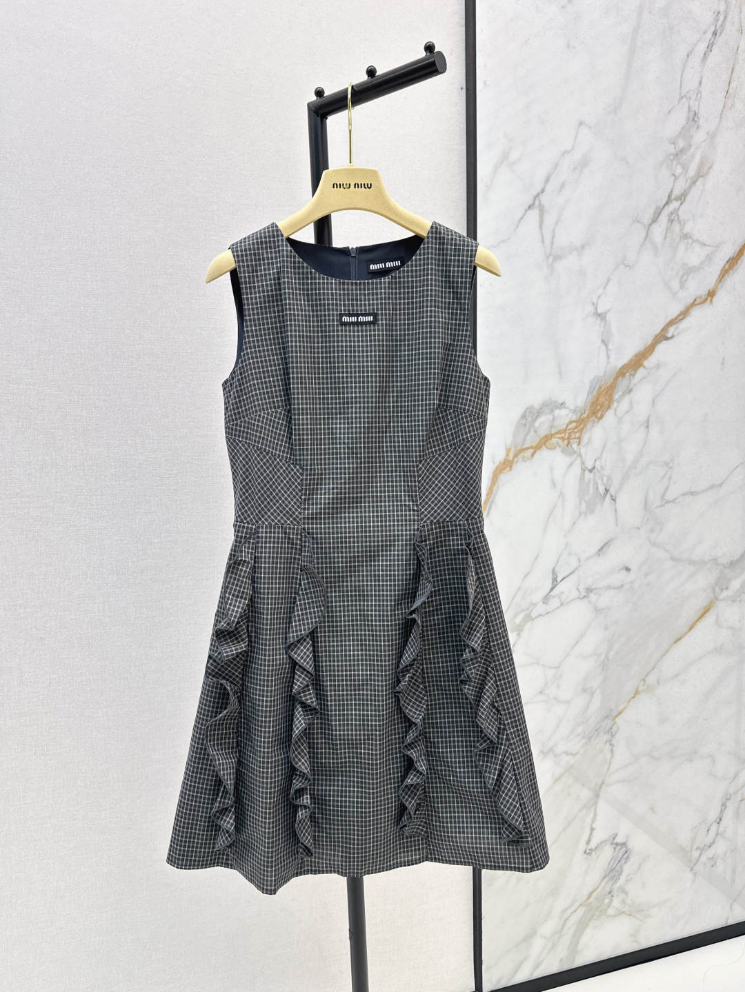 NO:435039,Miu 25Ss————The latest black and white plaid sleeveless dress in spring and summer. It is very eye-catching. The style is very gentle. The age-reducing girlish feeling is easy to grasp. One-color spot sml, miumiu, skirts, alexander wang19860909Miu 25Ss————春夏最新款黑白格纹无袖连衣裙 很吸睛的亮点 版型设计很温柔 减龄少女感轻松拿捏 一色现货发售sml,,miumiu,skirts,alexander wang,Women's clothing