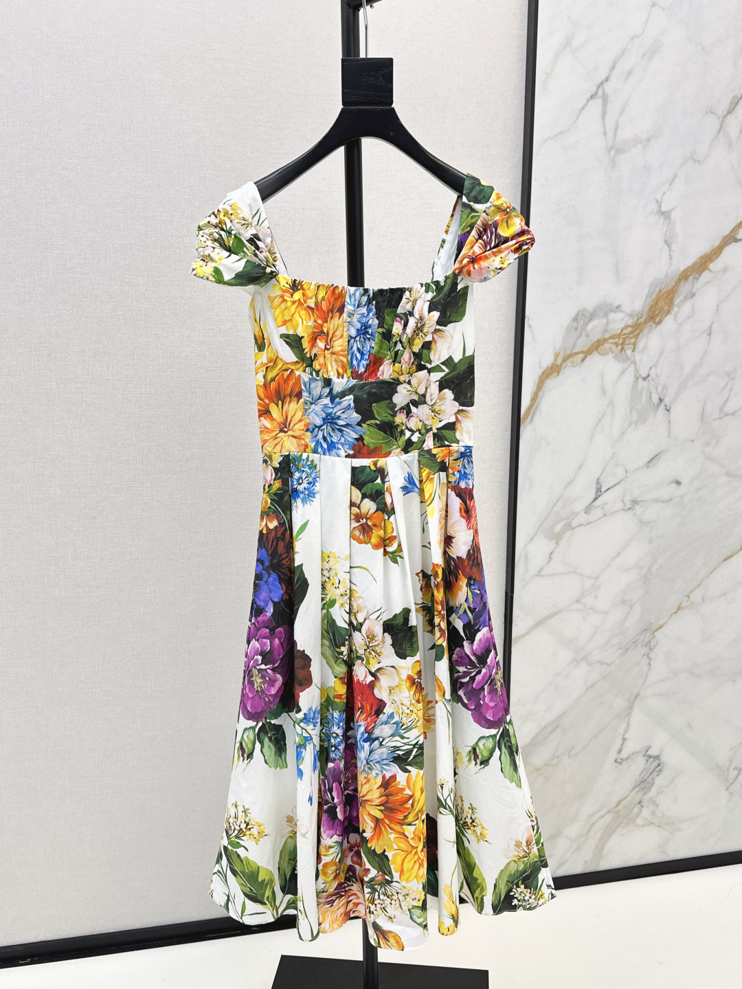 NO:435030,DG 25Ss————The latest Sicilian dream flower pattern printed dress in spring and summer creates a romantic and charming vacation style. White and rich beauty must be high-end items. Sleeve square collar waist-closing design. Pleated skirt with hem style. Elegant and flexible versatile items. Cotton poplin fabric. SMS, skirts, alexander wang.19860909DG 25Ss————春夏最新款西西里梦境花卉图案印花连衣裙打造度假风浪漫迷人 白富美必入高级单品 括袖方领收腰设计褶裥大裙摆版型上身不挑人 优雅灵动百搭单品 棉府绸面料 一色现货发售sml,,skirts,alexander wang,Women's clothing