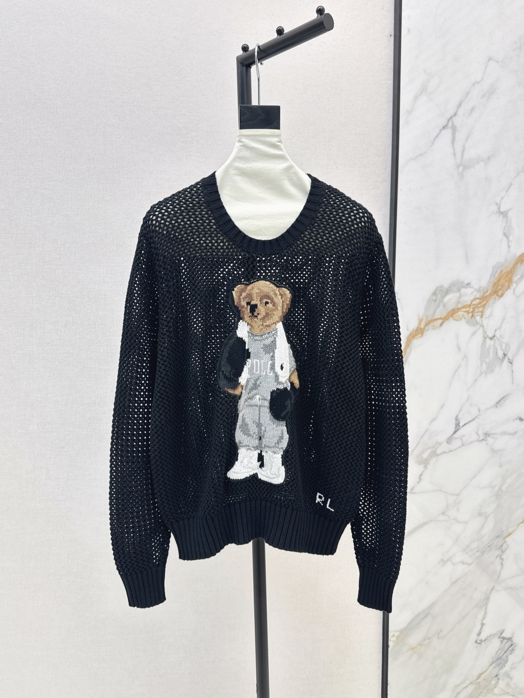 NO:435024,RL 25Ss—————The latest rich American style bear hand hook pattern black strap hook flower clothes classic H loose style slit design on both sides, quality control must be entered, imported pure cotton yarn texture is invincible, inlaid bear three-dimensional embroidery craftsmanship pure hand-craft cross stitch method LP letters age-reducing girl temperament fashionable and exquisite must be entered, childlike high-end retro casual style, one-color spot sale sml, loro piano, alexander wang19860909RL 25Ss————早秋最新款浓郁美式风小熊手勾图案黑色缕空勾花气衣经典H宽松版型两侧开叉设计 品质控必入 进口纯棉纱线质感无敌赞 嵌花小熊立体刺绣工艺 纯手工十字绣法LP字母 减龄少女气质时髦精必入 童趣高级复古随性风 一色现货发售sml,,loro piana,alexander wang,Women's clothing