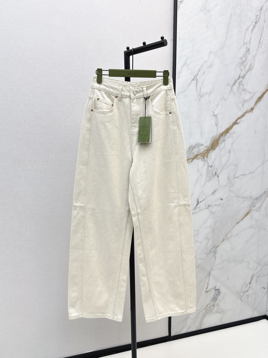 NO:435021,The same style of the show Gu 25Ss———————The latest model of scimitar jeans in early autumn. It is simply a magic weapon for walking to show long legs. The most in-depth scimitar style this year is not picky and versatile. Wear a jacket and T-shirt at will. The key is to wear it for how long it will not be outdated. It is worth collecting and looking at. The details are also very good. Recommended versatile styles. SML is available in stock, jeans, jackets & coats,tees, t-shirt, alexander wang19860909走秀同款 Gu 25Ss————早秋最新款弯刀牛仔裤 简直就是行走的显长腿神器 今年最In的弯刀版型 不挑人又百搭 外套T恤随意搭 重点是穿多久都不会过时 值得收藏特别耐看 细节也很到位 百搭款推荐 一色现货发售sml,,jeans,jackets & coats,tees，t-shirt,alexander wang,Women's clothing