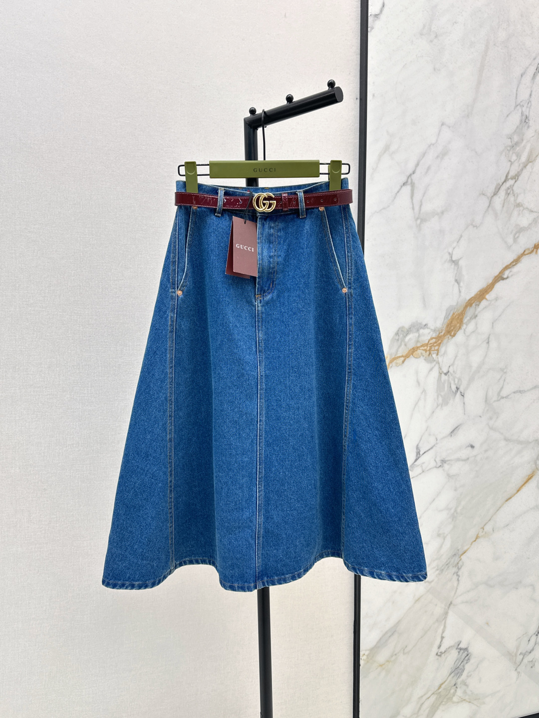 NO:435018,Gu 25Ss———The latest GG letter belt denim skirt in early autumn. Customized denim material. Multi-washed fabric. Soft and comfortable. The outfit is inclusive and fashionable. The high-waisted skirt style. The waist and hips are more inclusive and the body. The details can better show the brand's sense of luxury. The summer outfit is full of youth. The delivery of the Angora red belt can also be matched with other clothes. One-color spot sml, skirts, alexander wang19860909Gu 25Ss———早秋最新款GG字母腰带牛仔半裙 定制牛仔材质 多重水洗 面料柔软舒适 穿搭包容洋气 高腰半身裙版型 修饰腰身胯部对身材包容度更高 细节更能看出品牌高级感 夏天穿搭出洋溢青春 配送安哥拉红腰带还可以搭配其他衣服哦 一色现货发售sml,,skirts,alexander wang,Women's clothing