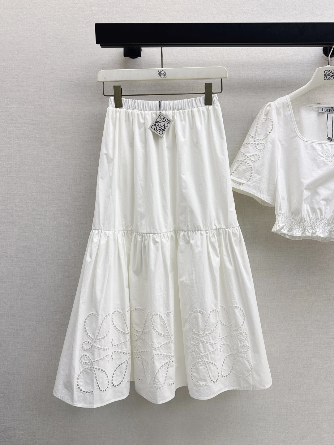 NO:435012,Exclusive first release Loe 25Ss———The latest spring and summer style southern French holiday style outfit set hollow logo embroidered puff sleeve white coat + high-waisted embroidered skirt. The large collar shows the collarbone design and the temperament is small waist lace decoration. It is paired with a high-waisted spliced ​​skirt. The retro palace style is so beautiful that it has no friends. It has an elegant and gorgeous feeling. Recommend a set of matching. One-color spot sml skirt, loewe, skirts, alexander wang19860909独家首发 Loe 25Ss———春夏最新款南法度假风穿搭套装镂空徽标刺绣泡泡袖白色小衣+高腰刺绣半裙 大方领显锁骨设计气质小蛮腰花边装饰 搭配高腰拼接半裙剪裁 复古宫廷风上身美到没朋友 自带优雅华丽感 推荐一套搭配 一色现货发售sml 半裙,,loewe,skirts,alexander wang,Women's clothing